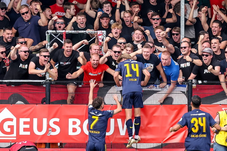 Sem Steijn juicht met de supporters van FC Twente