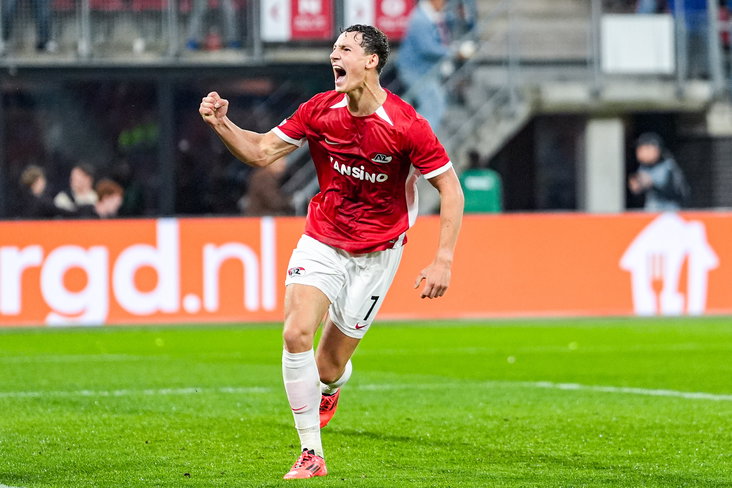 Ruben van Bommel viert zijn goal tegen Elfsborg
