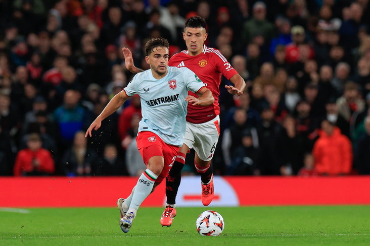 Bart van Rooij in het duel met Manchester United