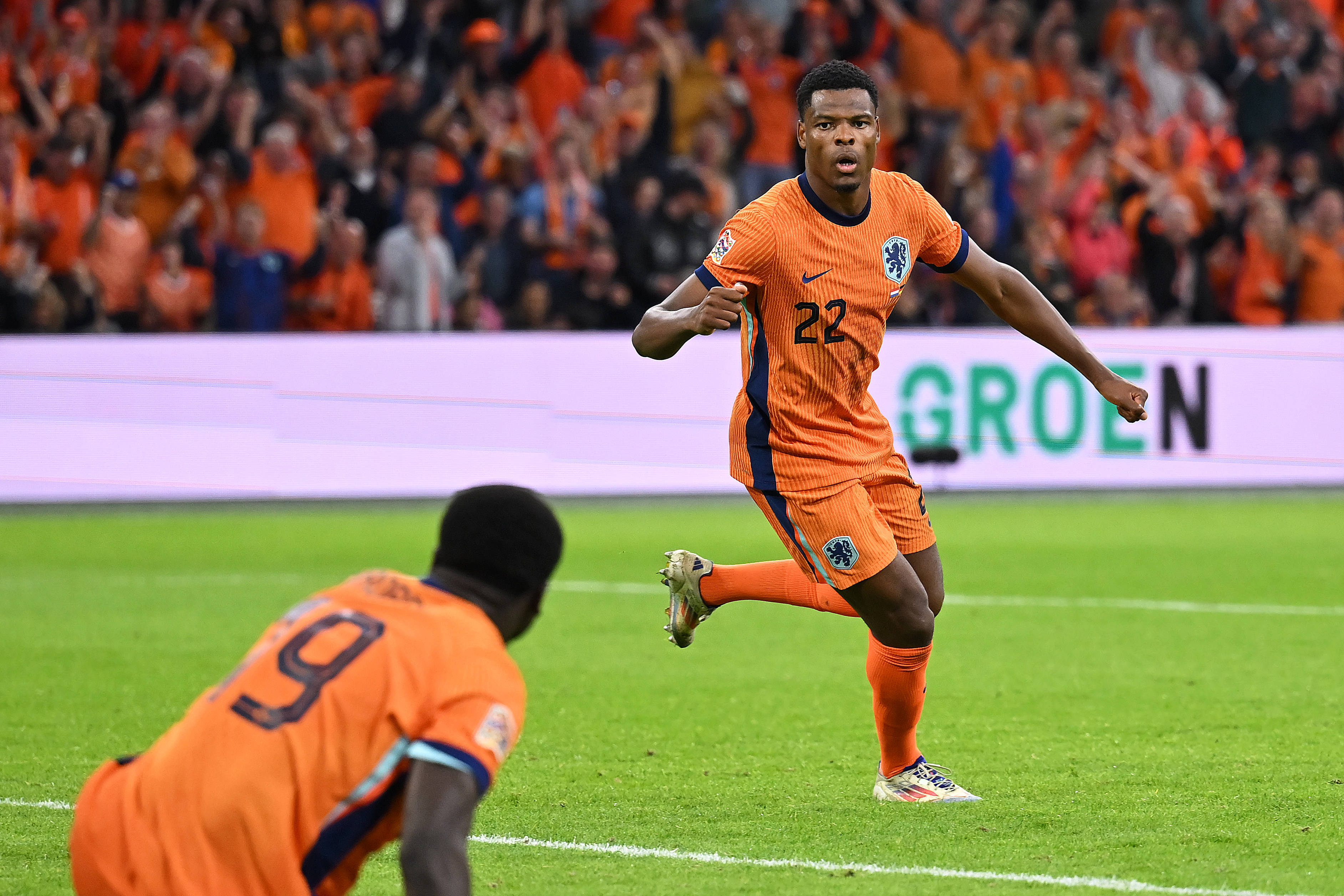 Denzel Dumfries juicht