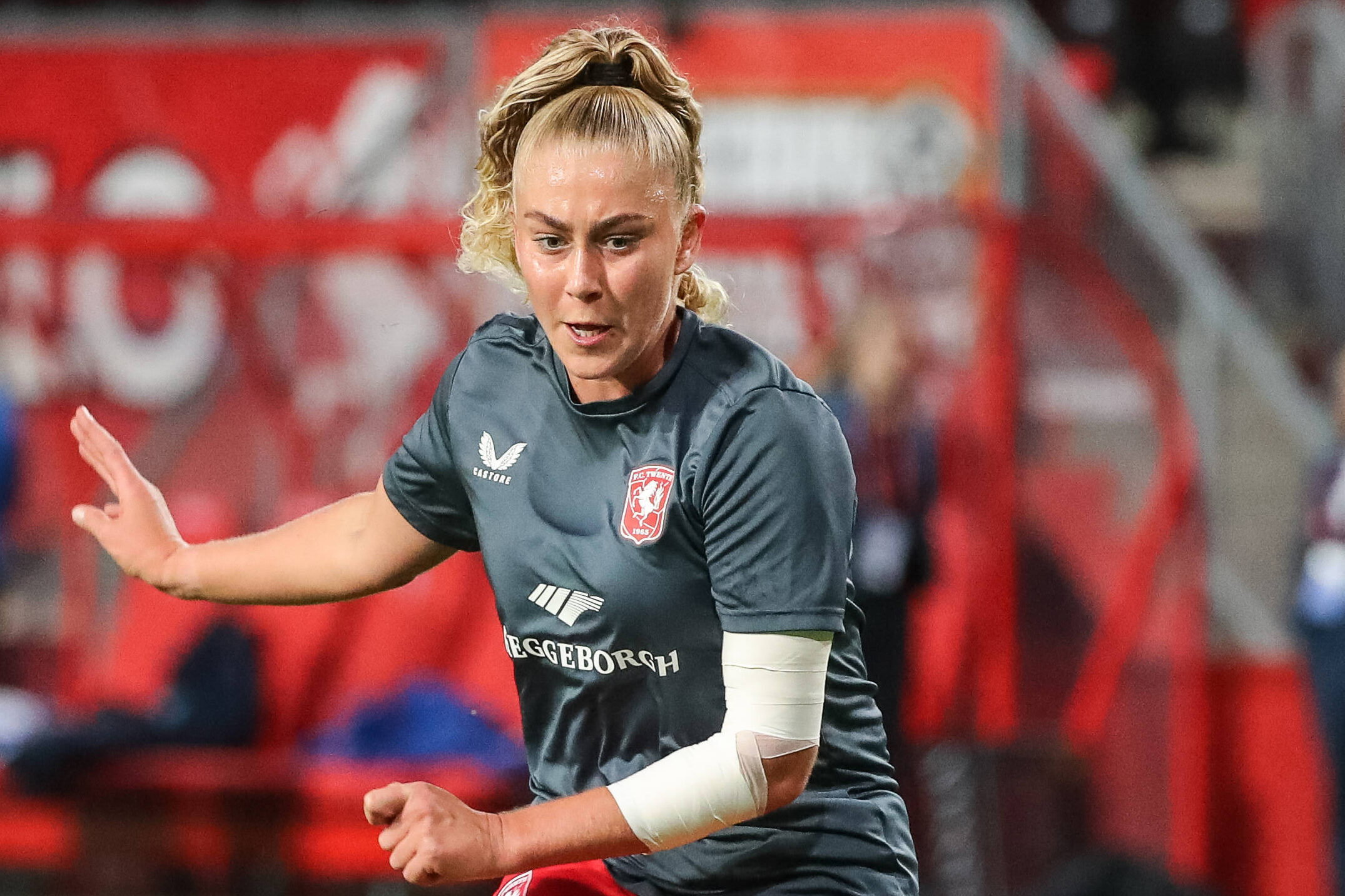 Danique van Ginkel in de warming-up bij FC Twente