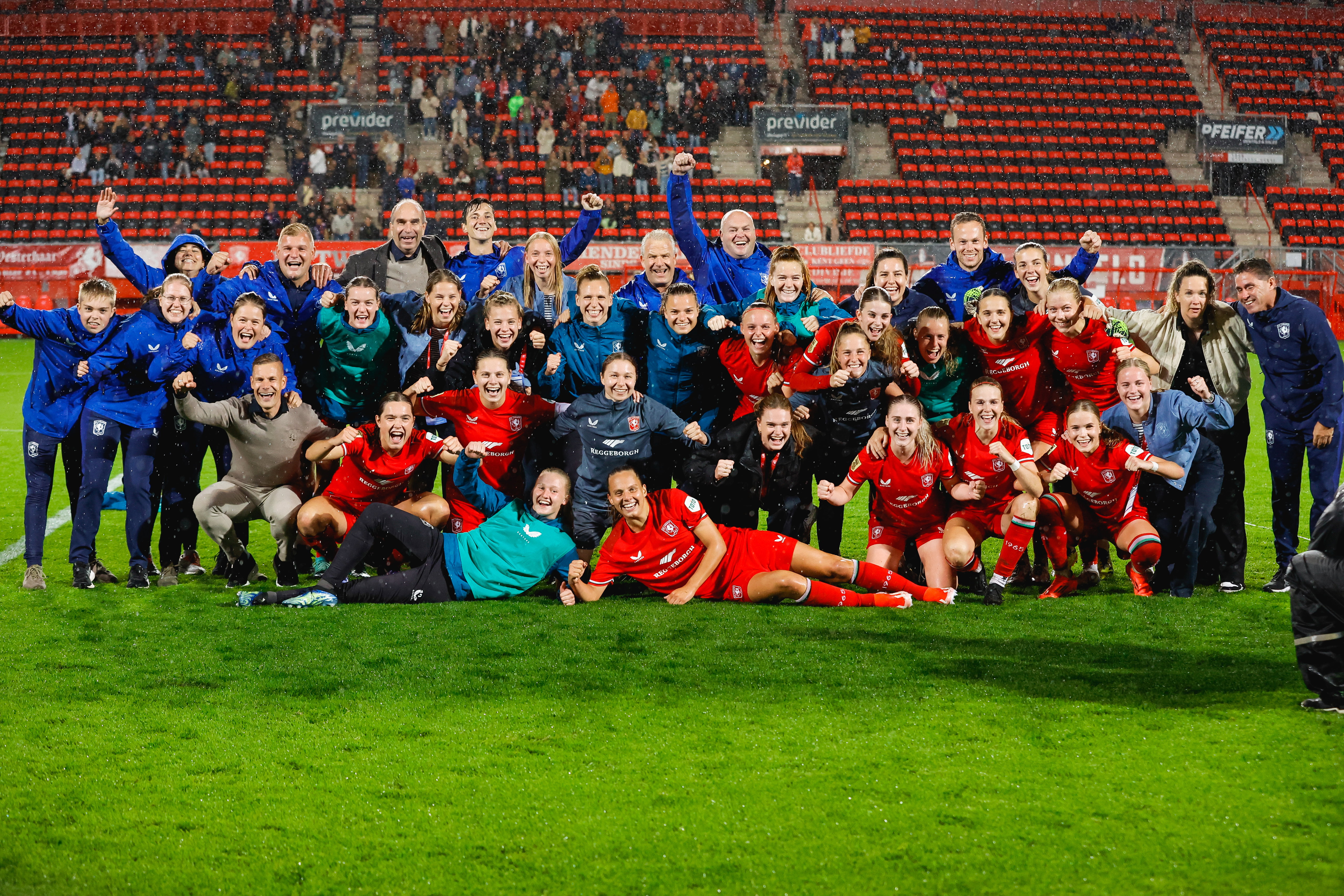FC Twente viert plaatsing voor de groepsfase van de UEFA Women's Champions League