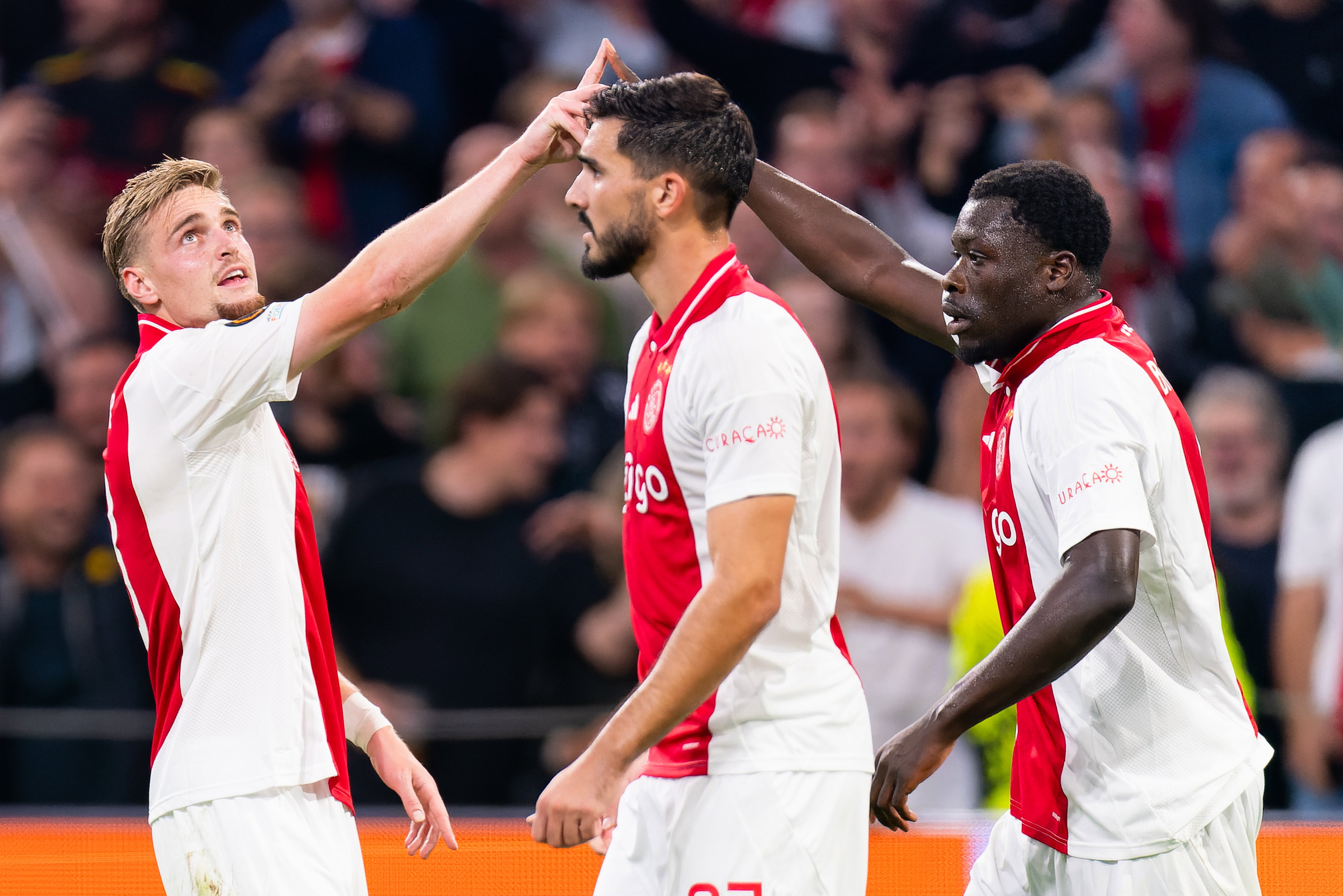 Kennth Taylor en Brian Brobbey juichen