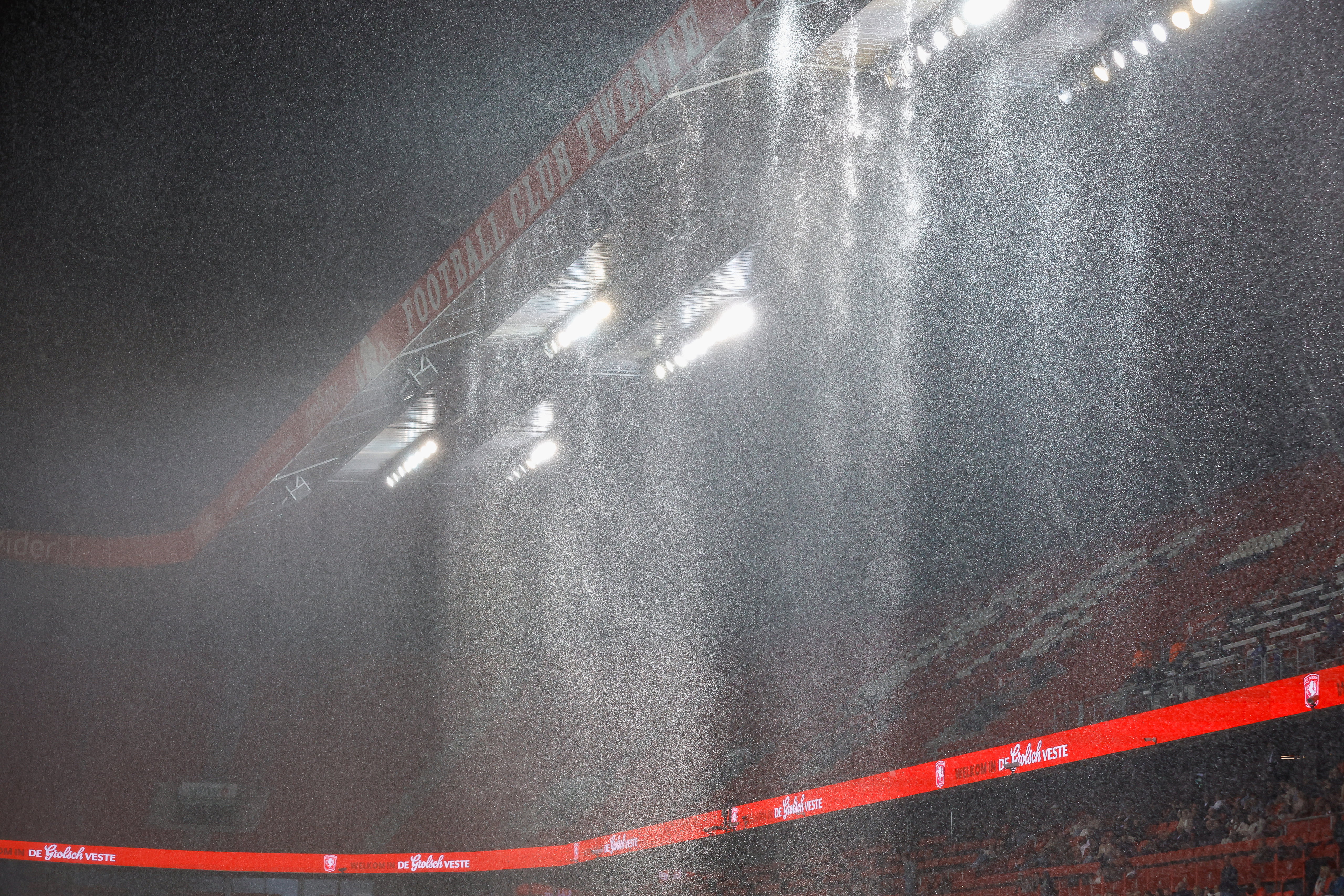 Heftige regenval in De Grolsch Veste