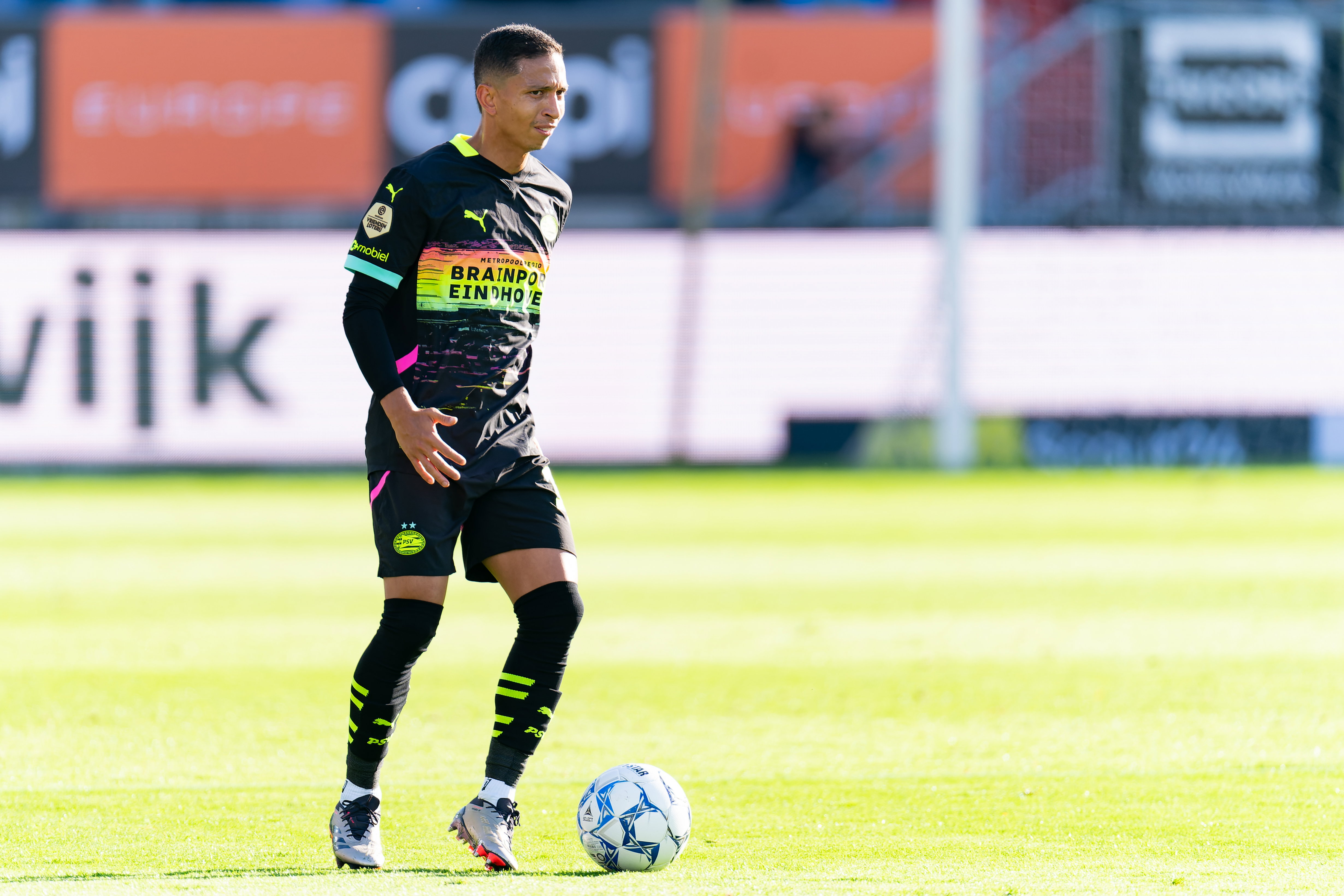 Mauro Júnior aan de bal namens PSV