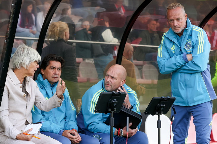 Hesterine de Reus in overleg met haar stafleden Sonny Silooy, Robbie Tetteroo en Wim Bouckaert