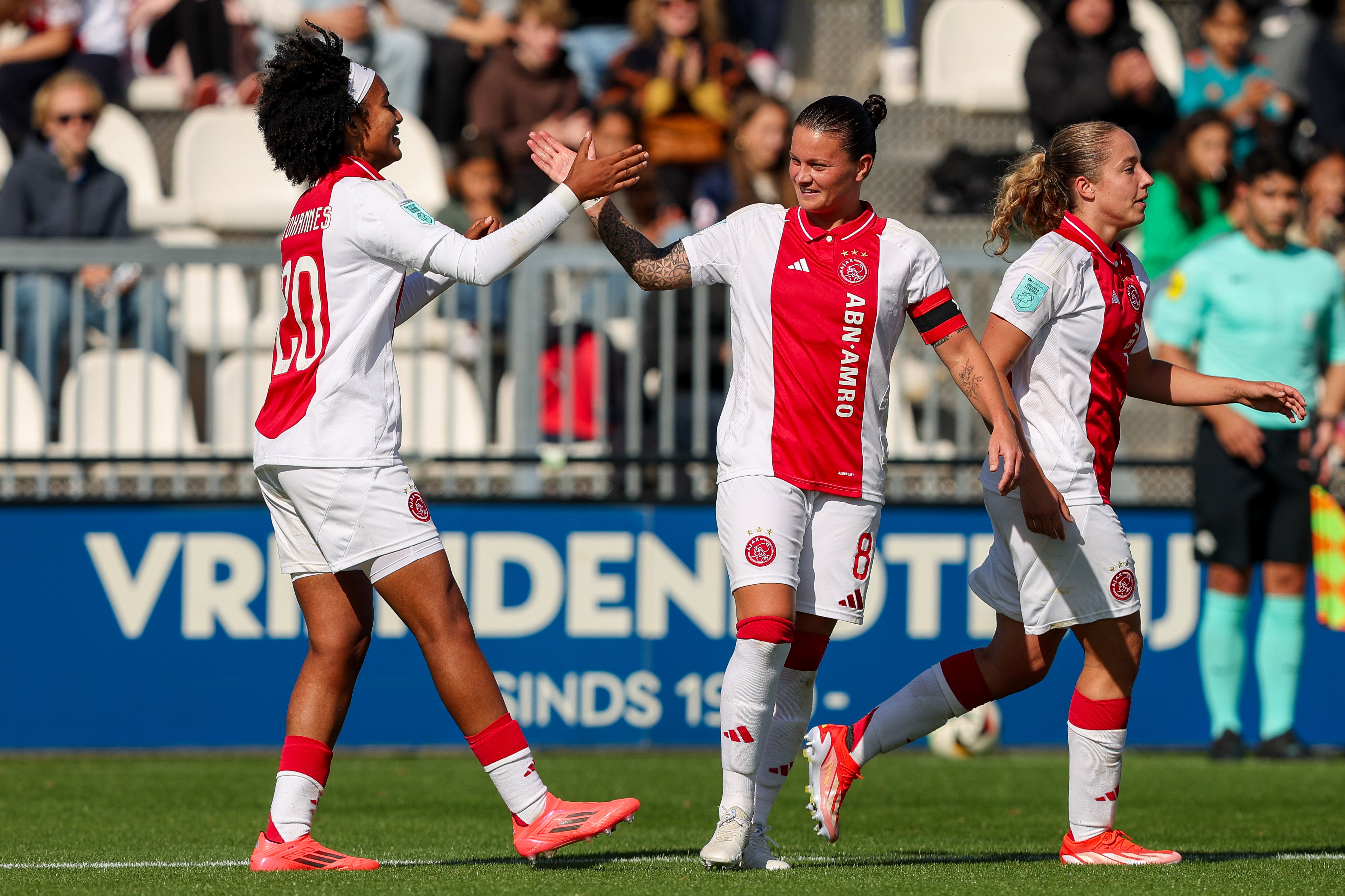 Lily Yohannes juicht met Sherida Spitse en Danique Tolhoek