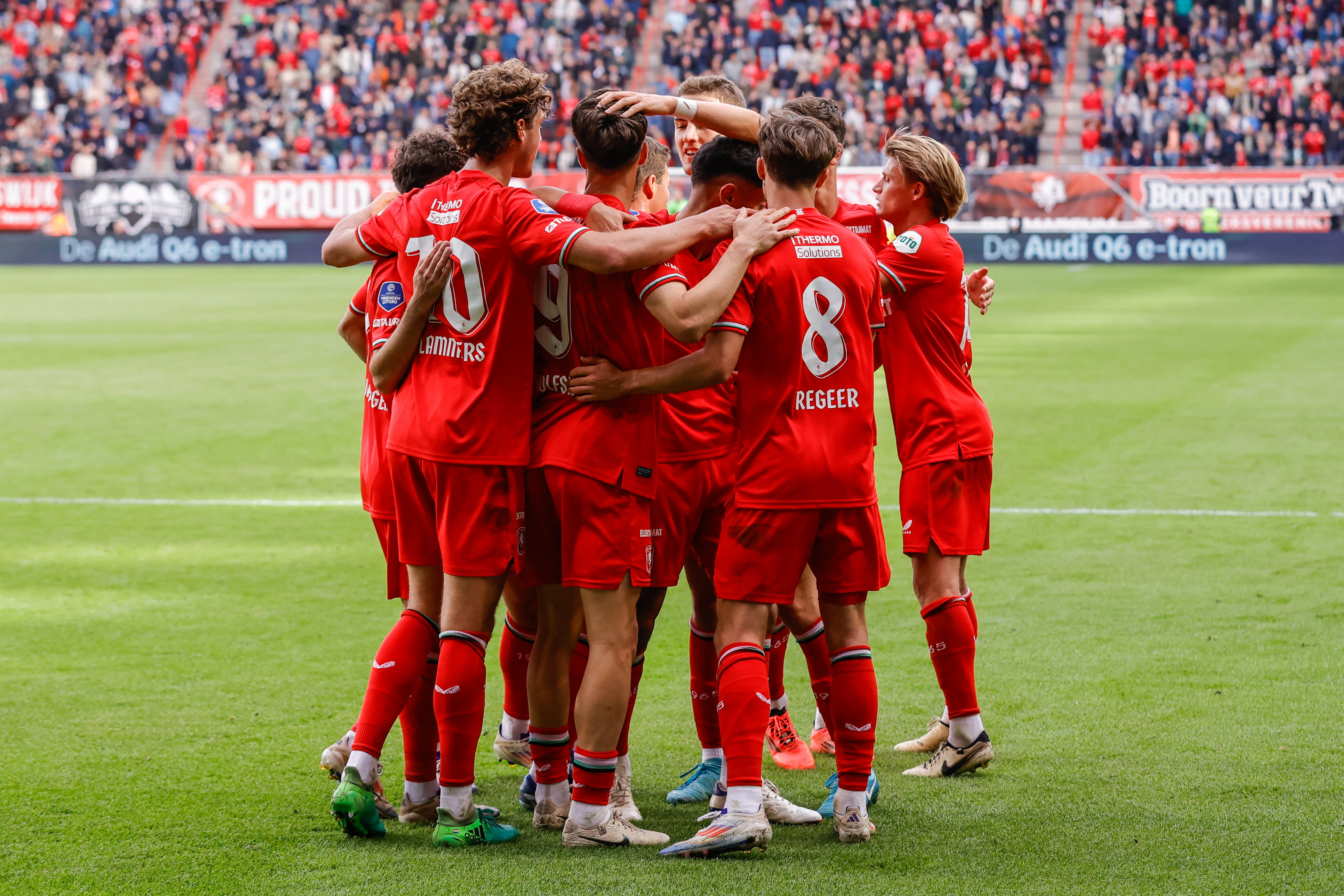 FC Twente viert goal tegen NAC Breda