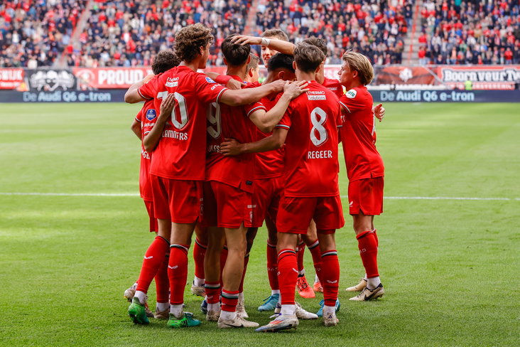 FC Twente viert goal tegen NAC Breda