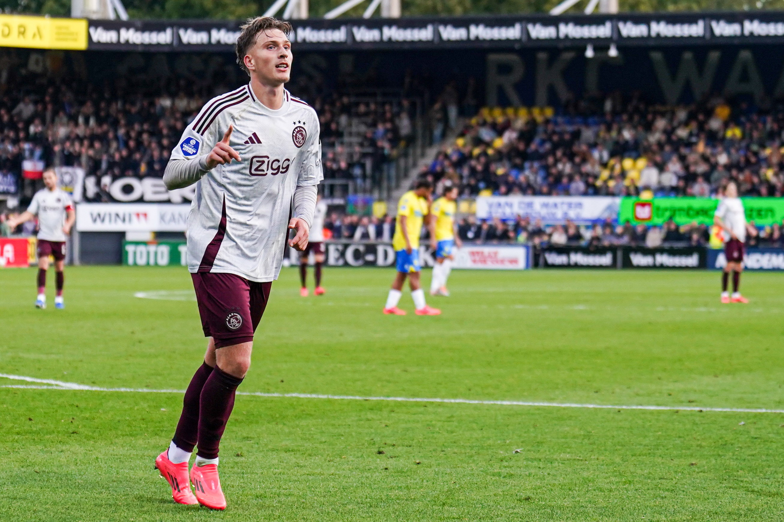 Mika Godts vier zijn goal