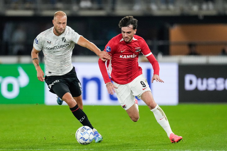 Mike van der Hoorn in duel met Troy Parrot