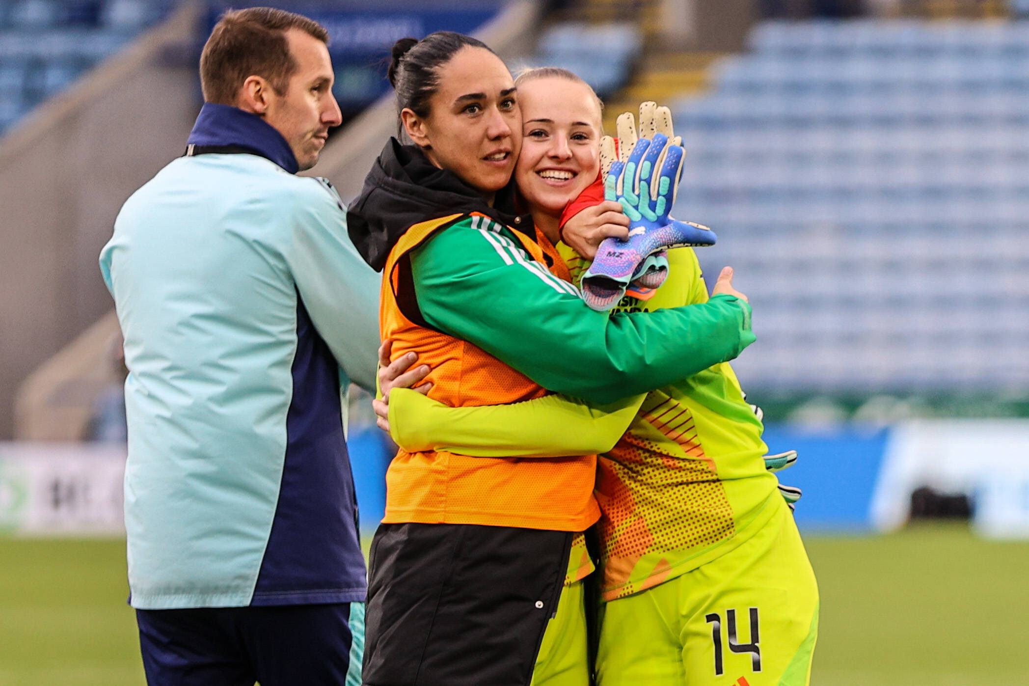 Daphne van Domselaar na haar officiële debuut voor Arsenal, samen met Manuela Zinsberger