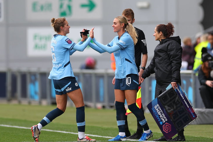 Jill Roord vervangt Vivianne Miedema en maakt haar rentree