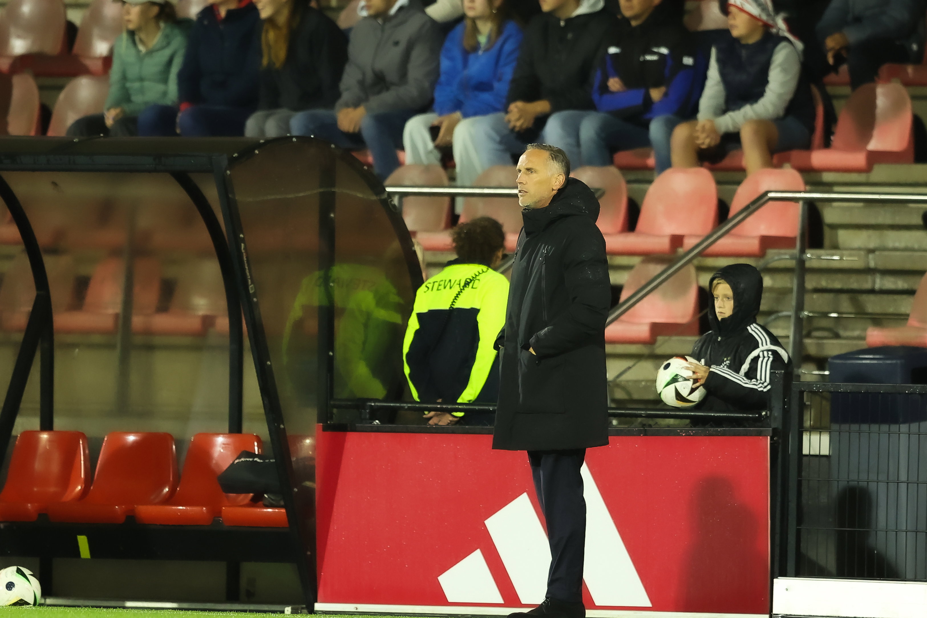Jong Ajax-coach Frank Peereboom tijdens het duel tegen FC Dordrecht