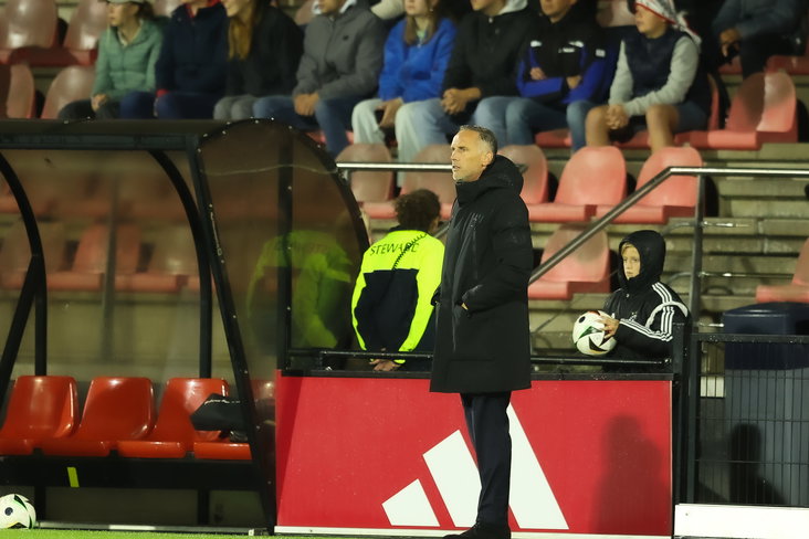Jong Ajax-coach Frank Peereboom tijdens het duel tegen FC Dordrecht