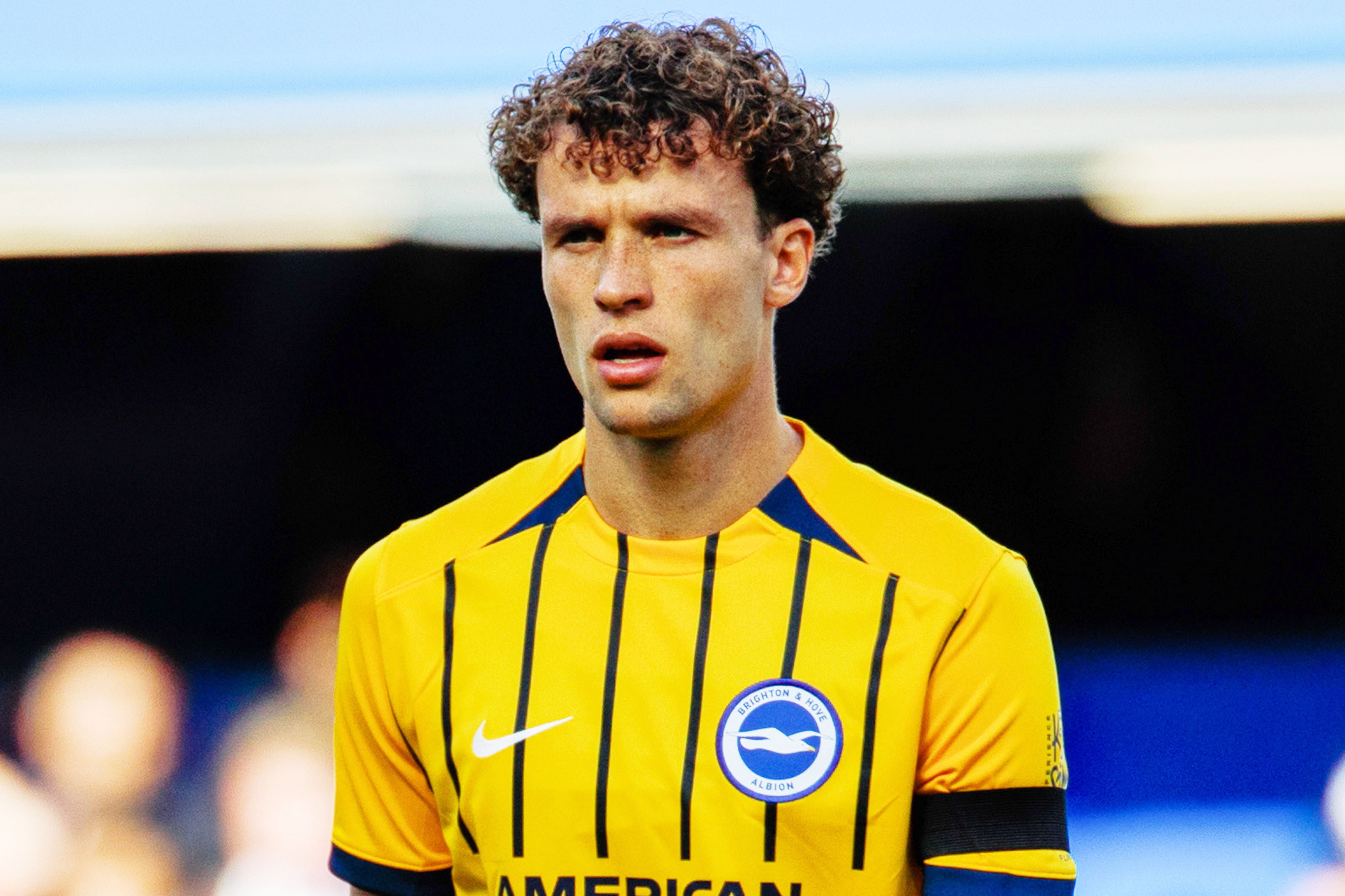 Mats Wieffer in het shirt van Brighton & Hove Albion