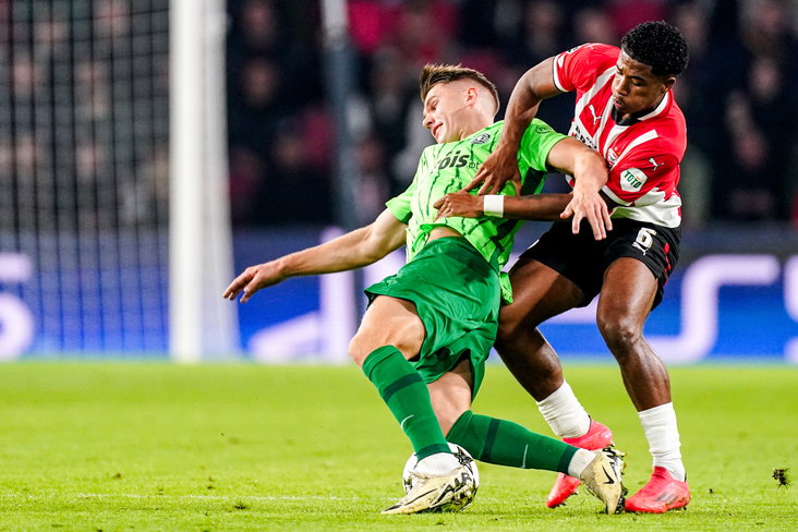 Ryan Flamingo vecht een duel uit met Viktor Gyökeres