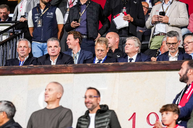 Dennis te Kloese, tweede van links