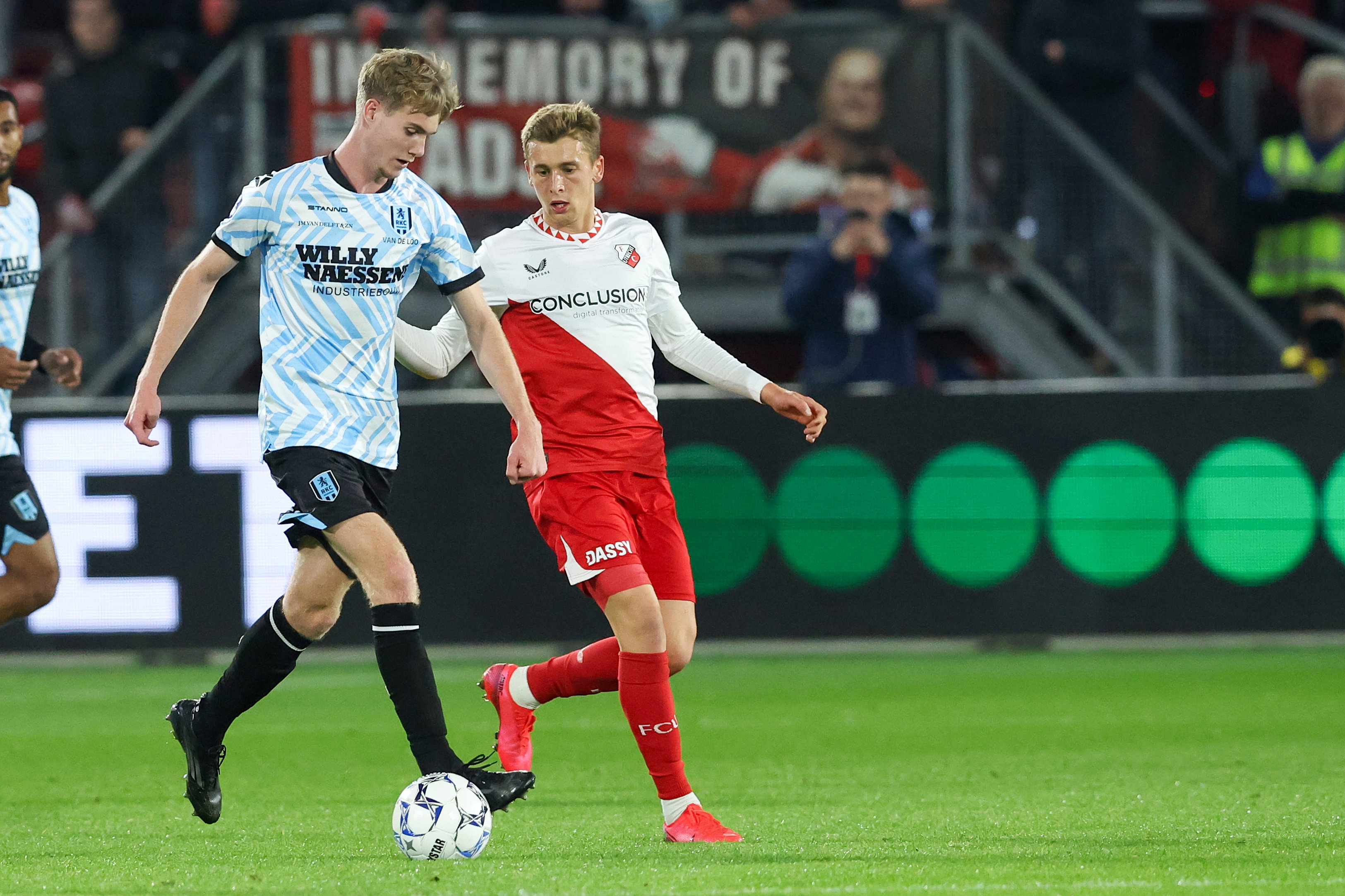 Dario van den Buijs in duel met Oscar Fraulo