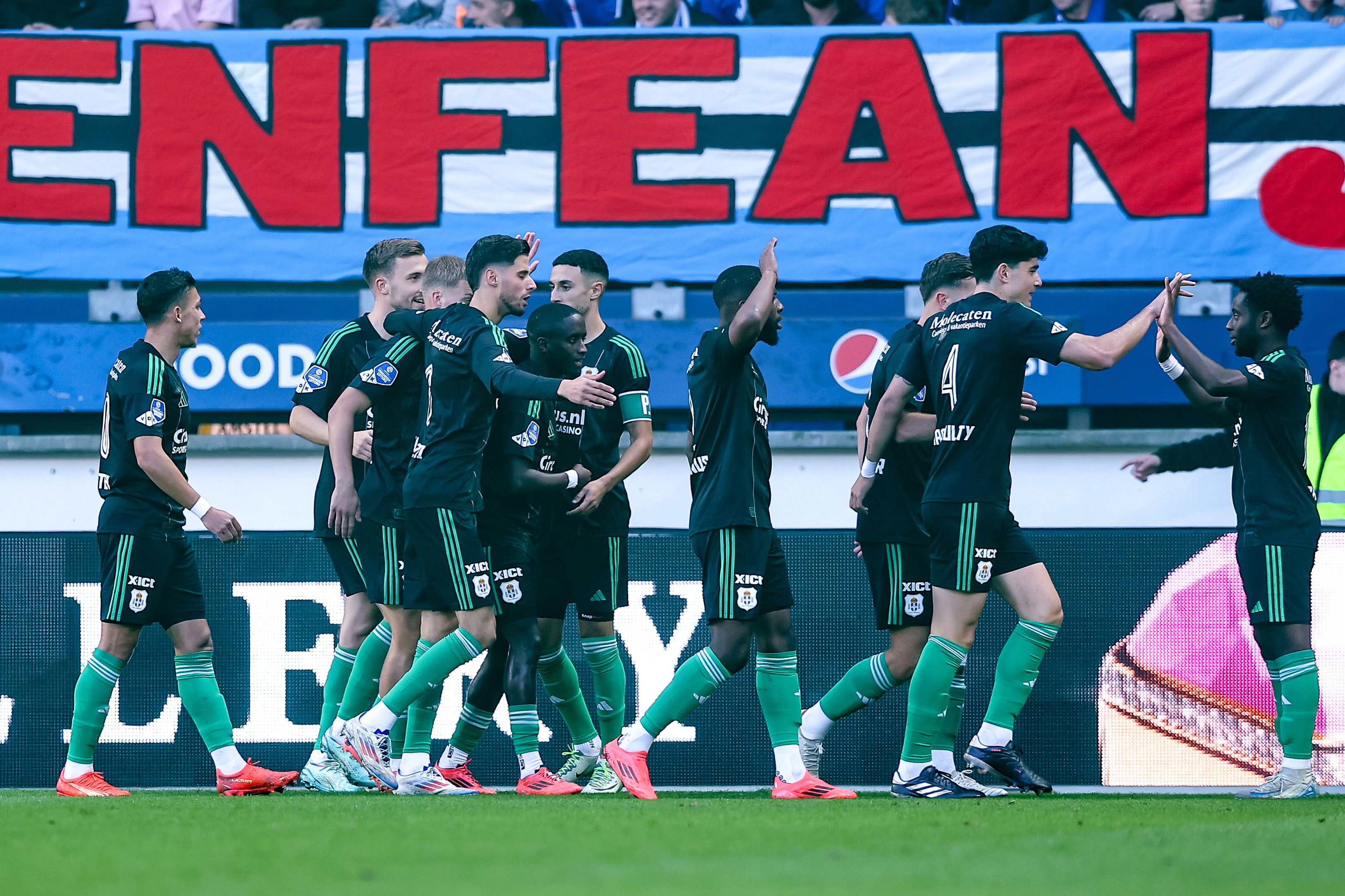 PEC Zwolle juicht na doelpunt tegen SC Heerenveen