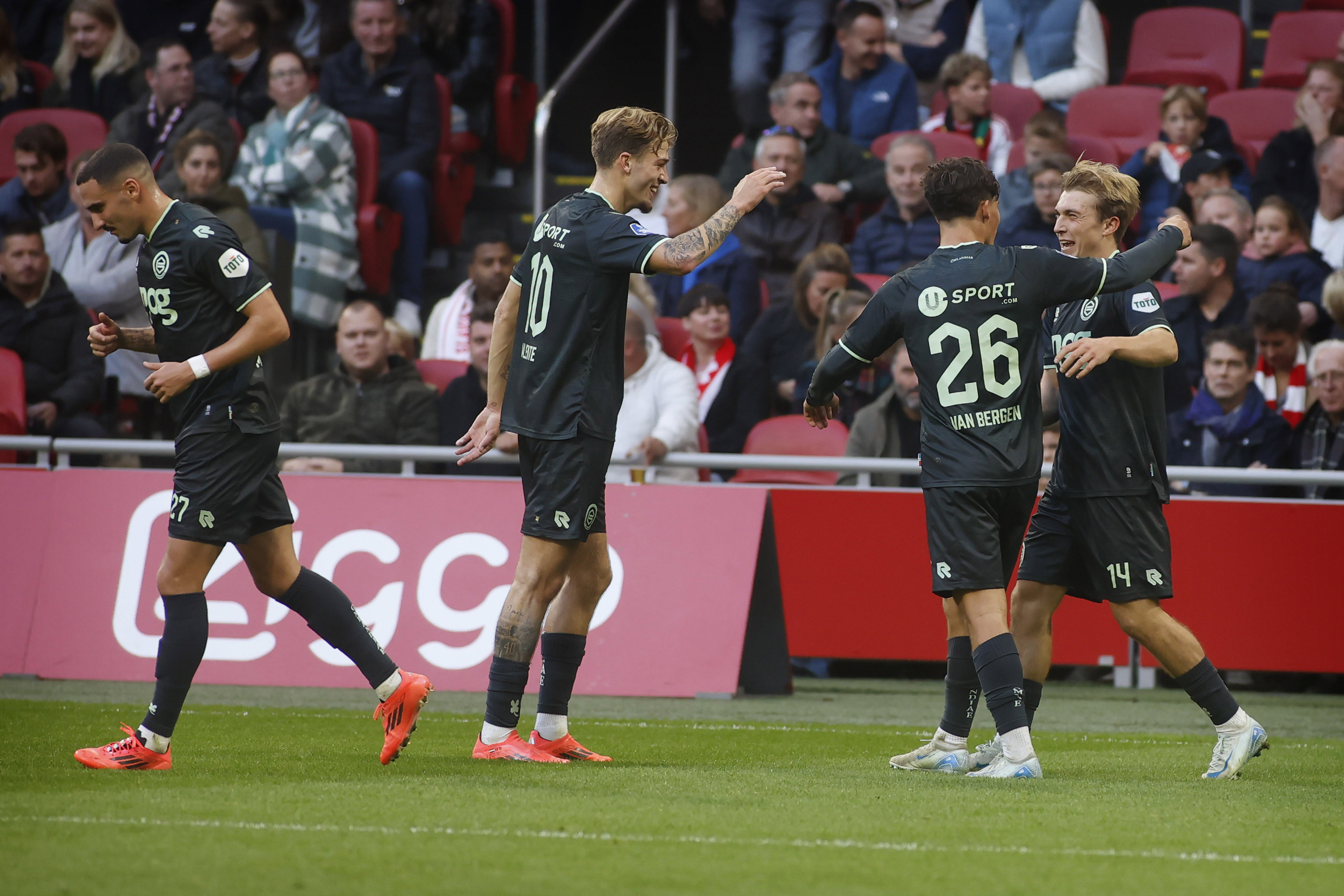 FC Groningen viert de 1-1 van Jorg Schreuders tegen Ajax