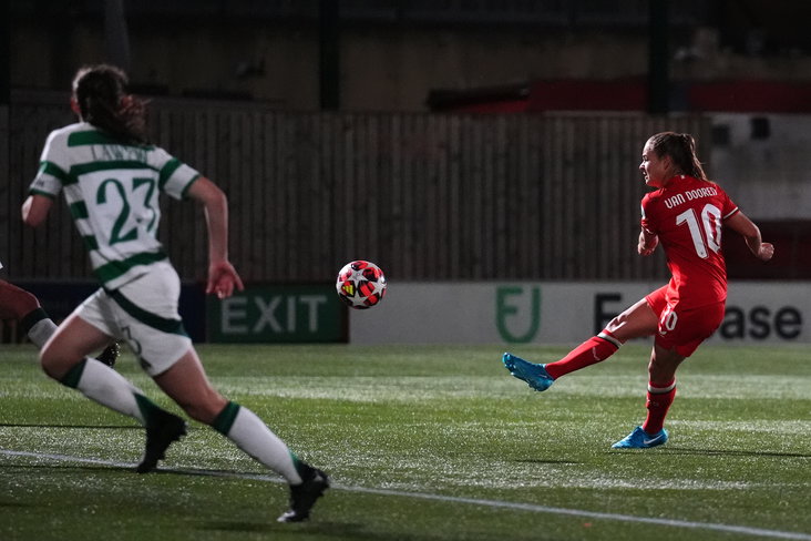 Kayleigh van Dooren scoort namens FC Twente