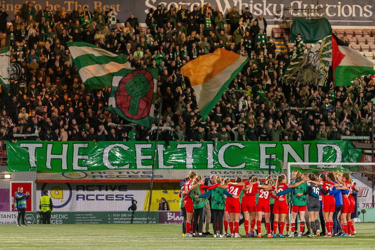 De speelsters en staf van FC Twente voor de harde kern van Celtic