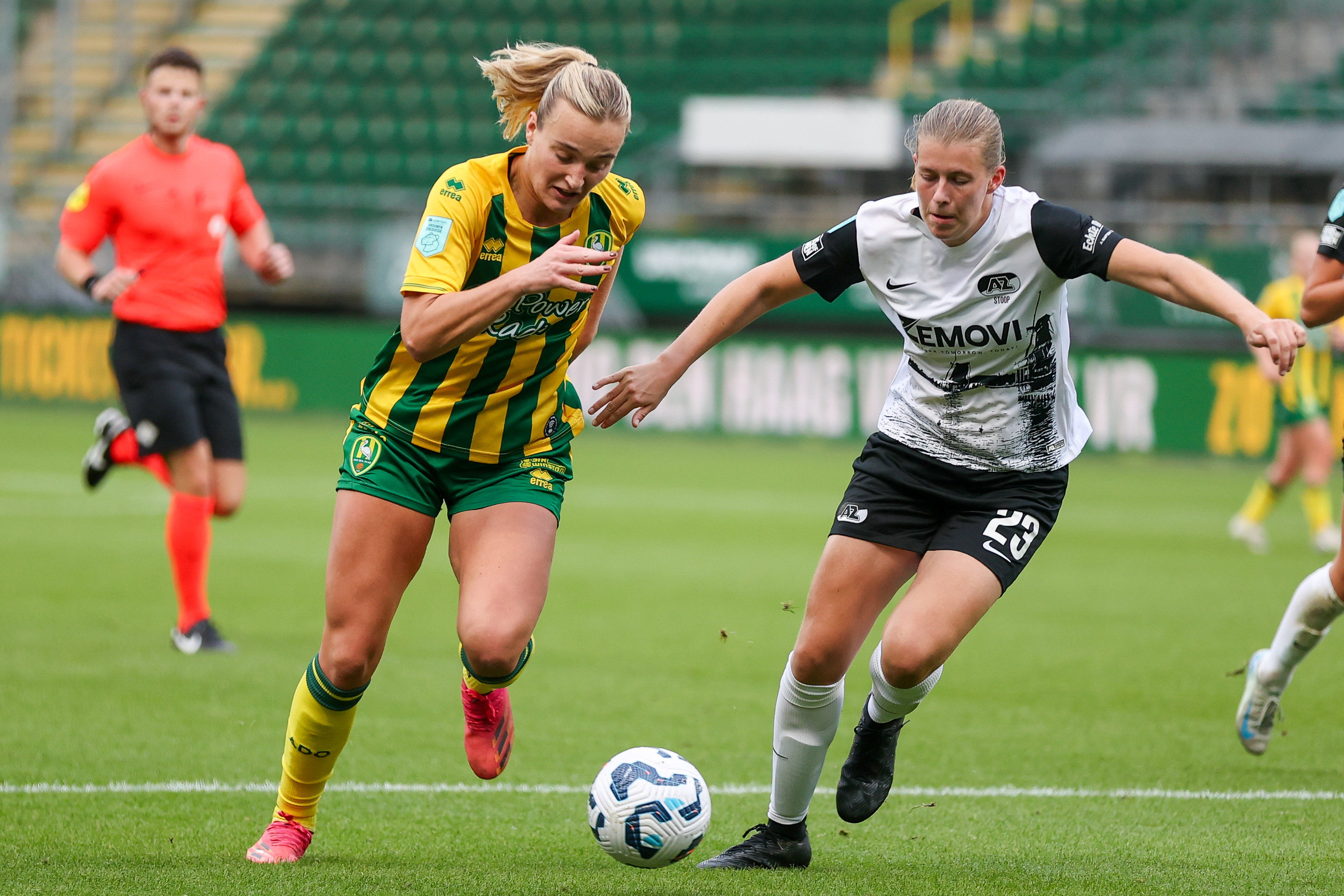 Lobke Loonen (ADO Den Haag) strijdt om de bal met Maudy Stoop (AZ)