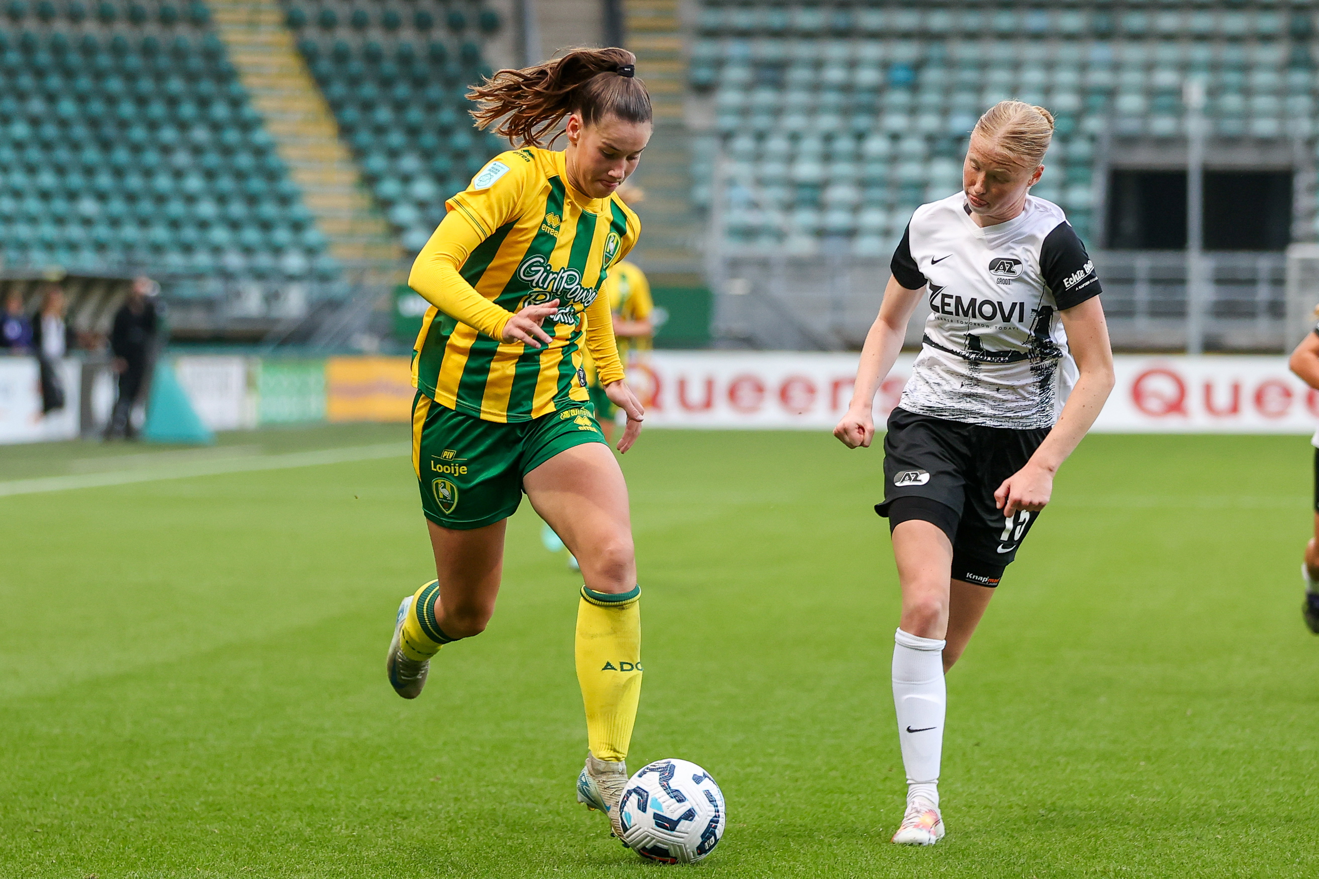Louise van Oosten (ADO Den Haag) aan de bal tegen AZ