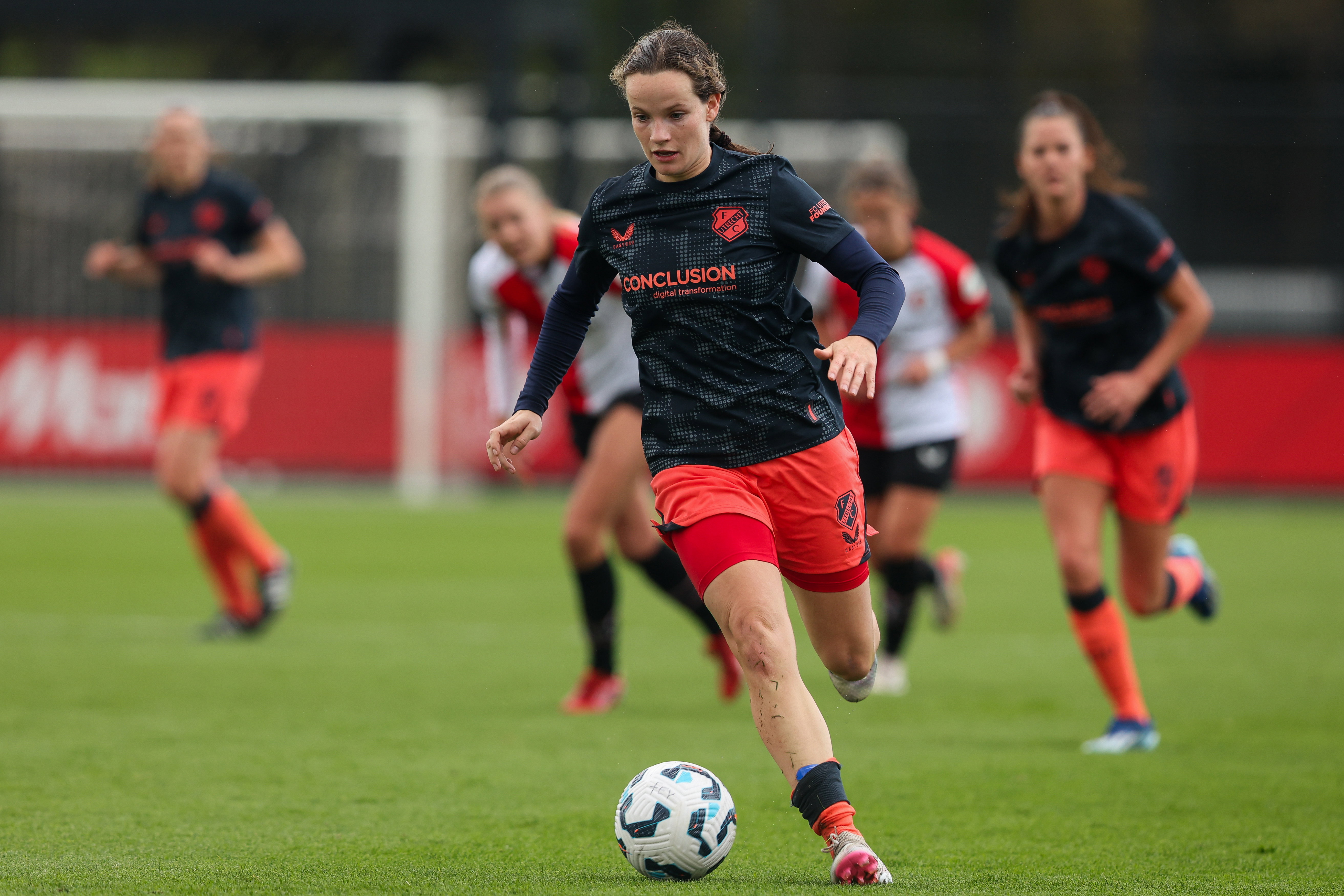 Maxime Snellenberg aan de bal namens FC Utrecht