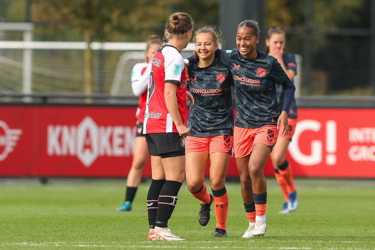 Joni Paliama en Lena Mahieu in actie tegen Feyenoord