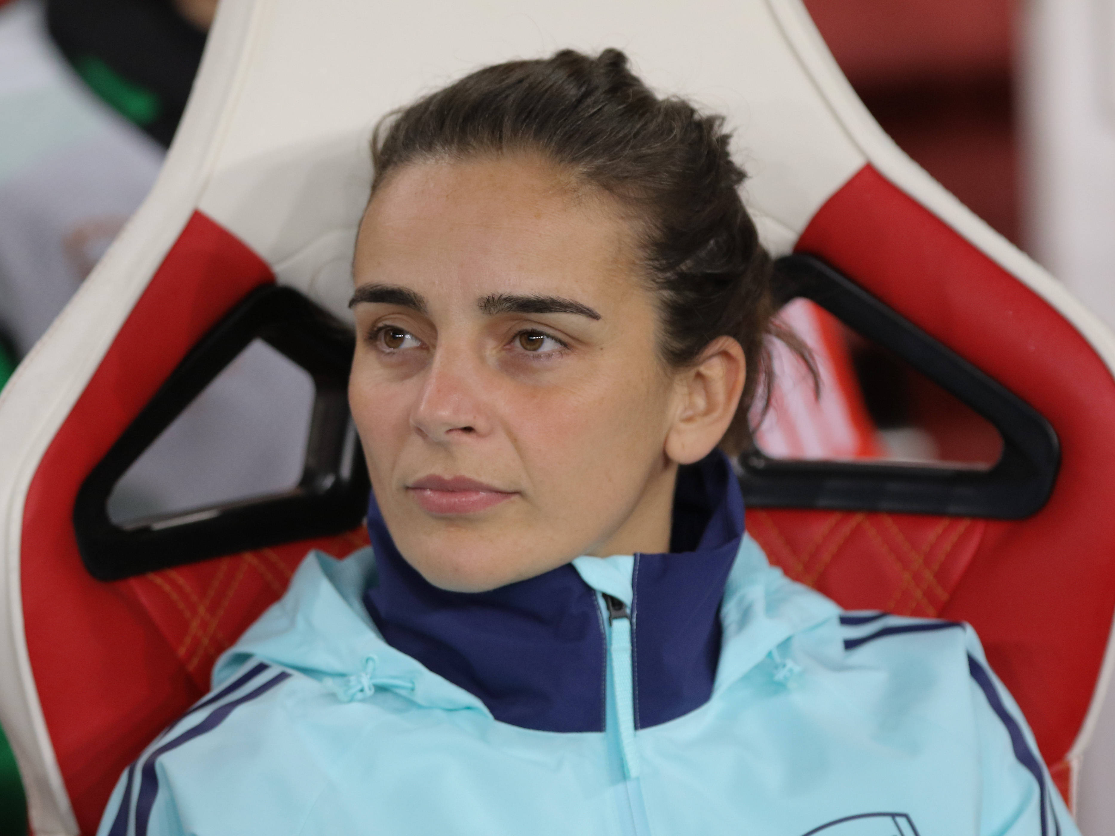 Renée Slegers op de bank bij Arsenal