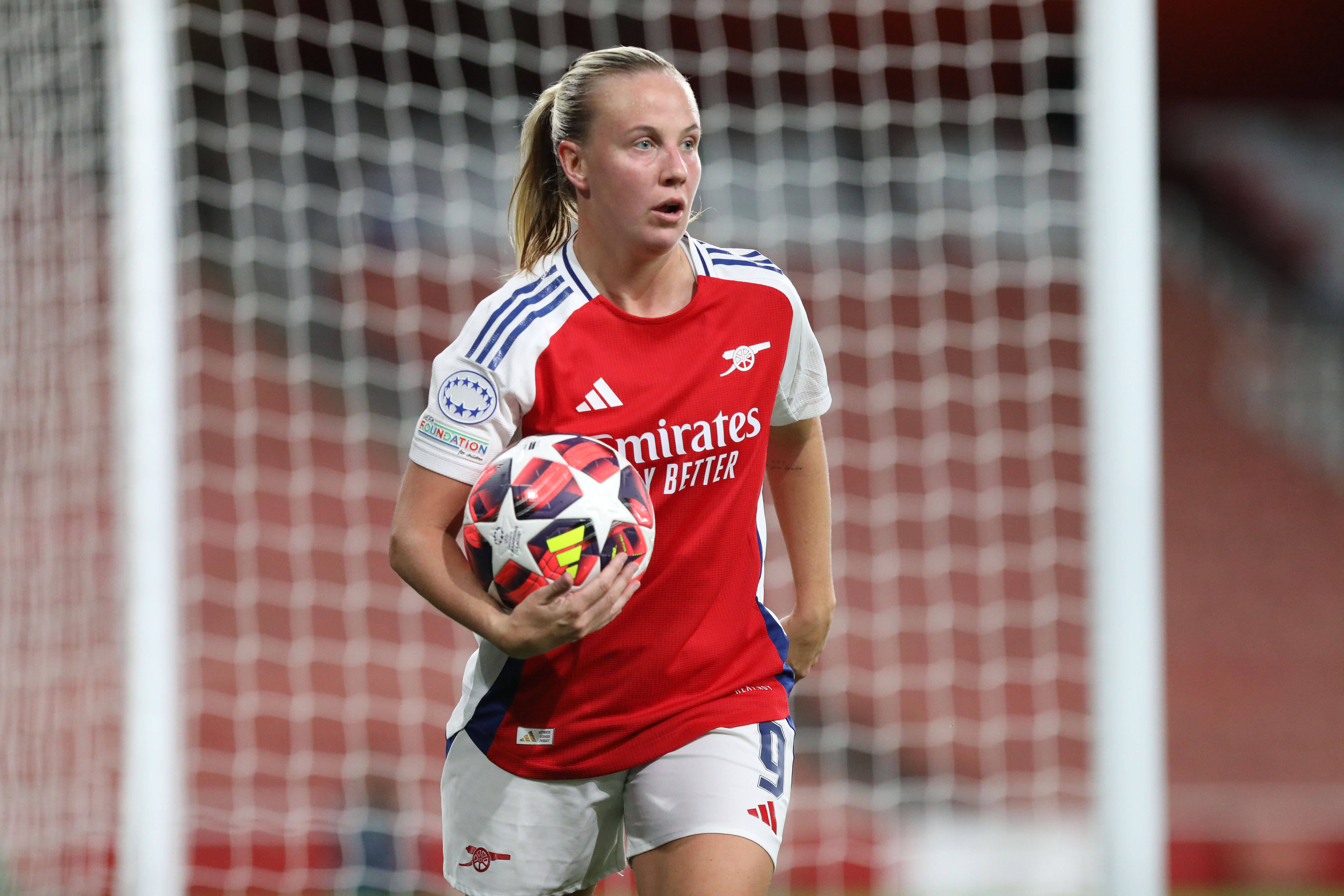 Beth Mead in actie namens Arsenal in het Emirates Stadium