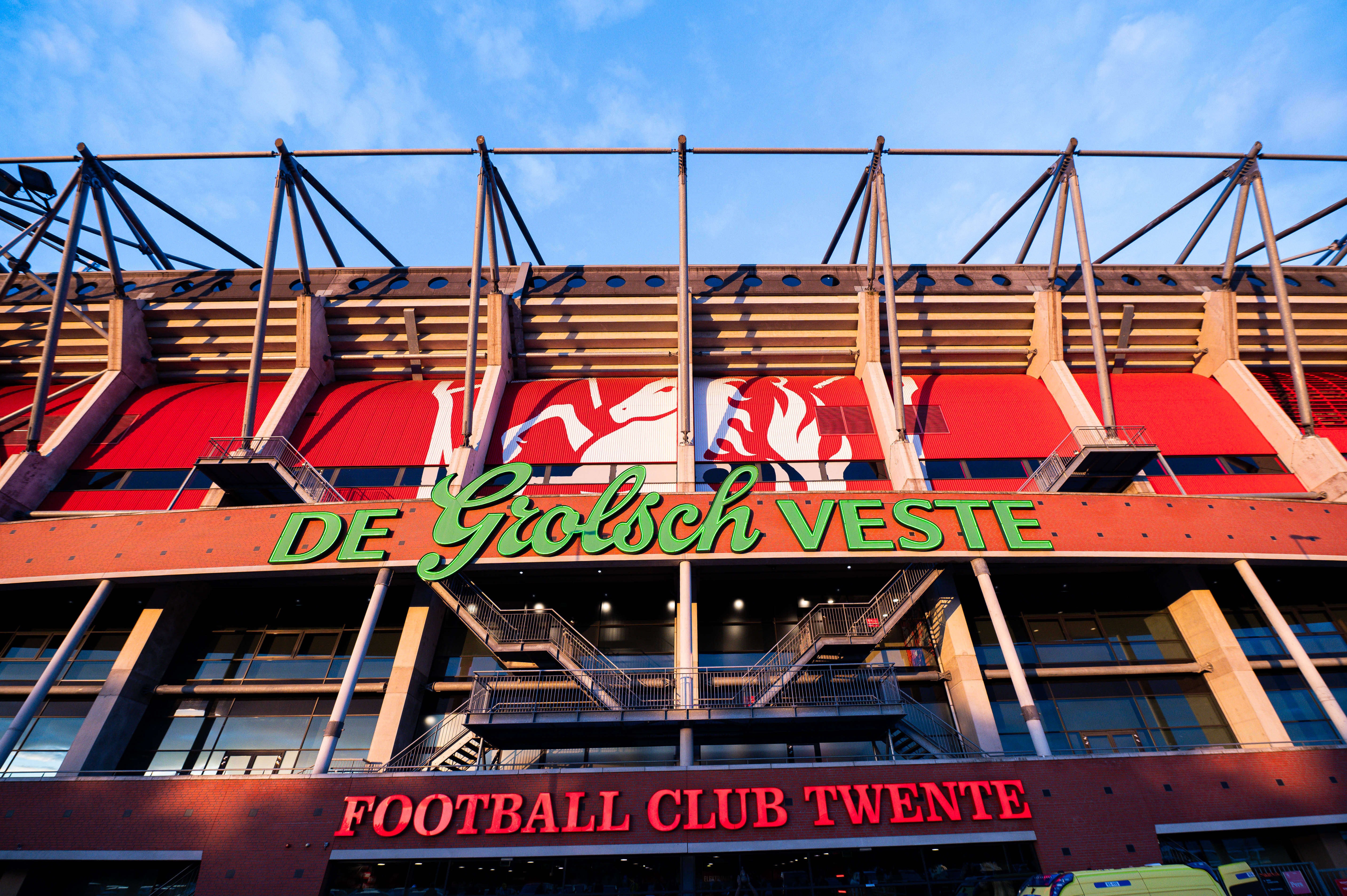 De hoofdingang van De Grolsch Veste