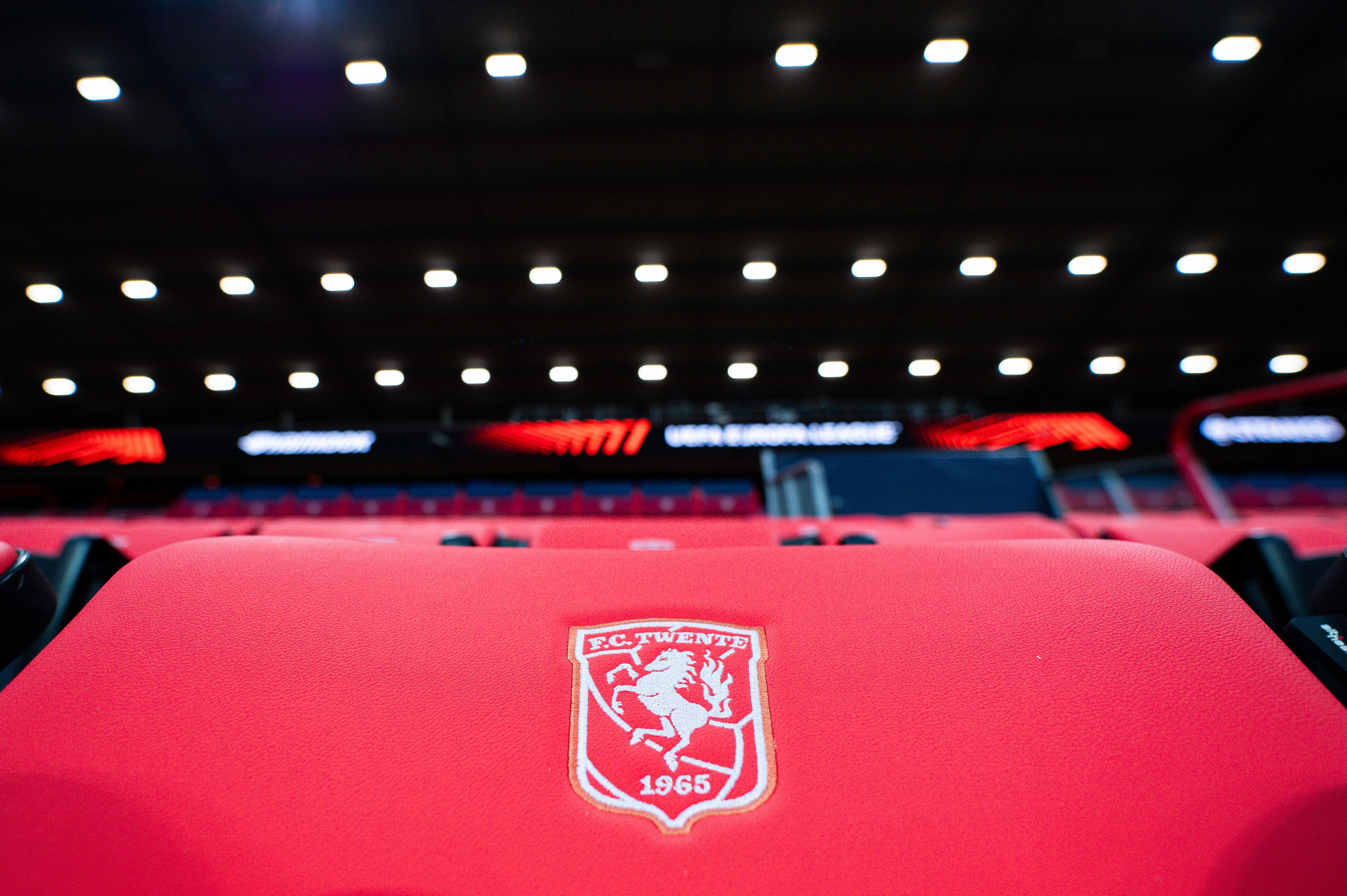 Het logo van FC Twente op een stoel in De Grolsch Veste