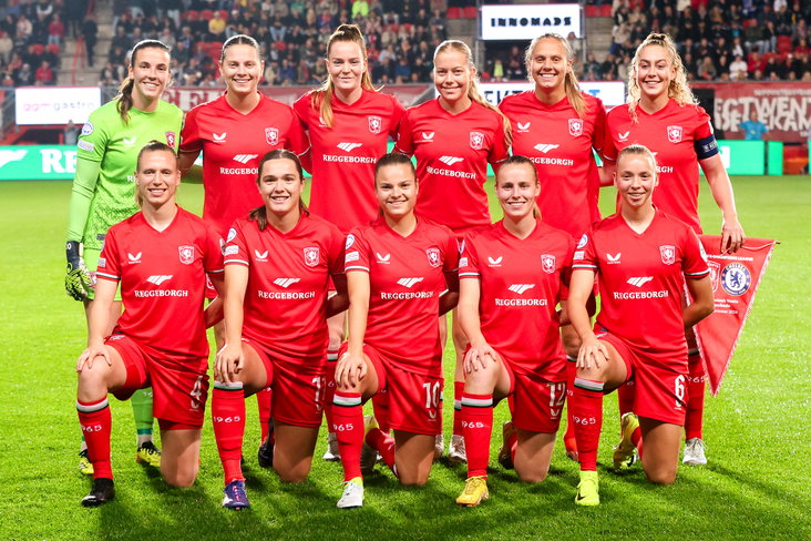 Het elftal van FC Twente voorafgaand aan de thuiswedstrijd tegen Chelsea