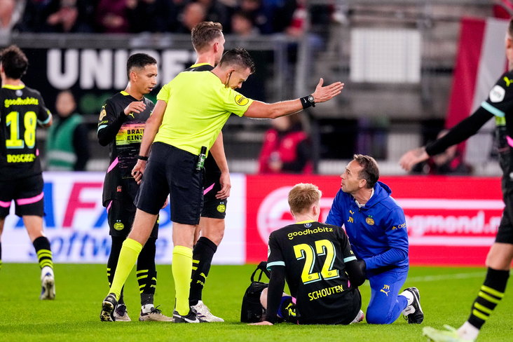 Jerdy Schouten geblesseerd op de grond