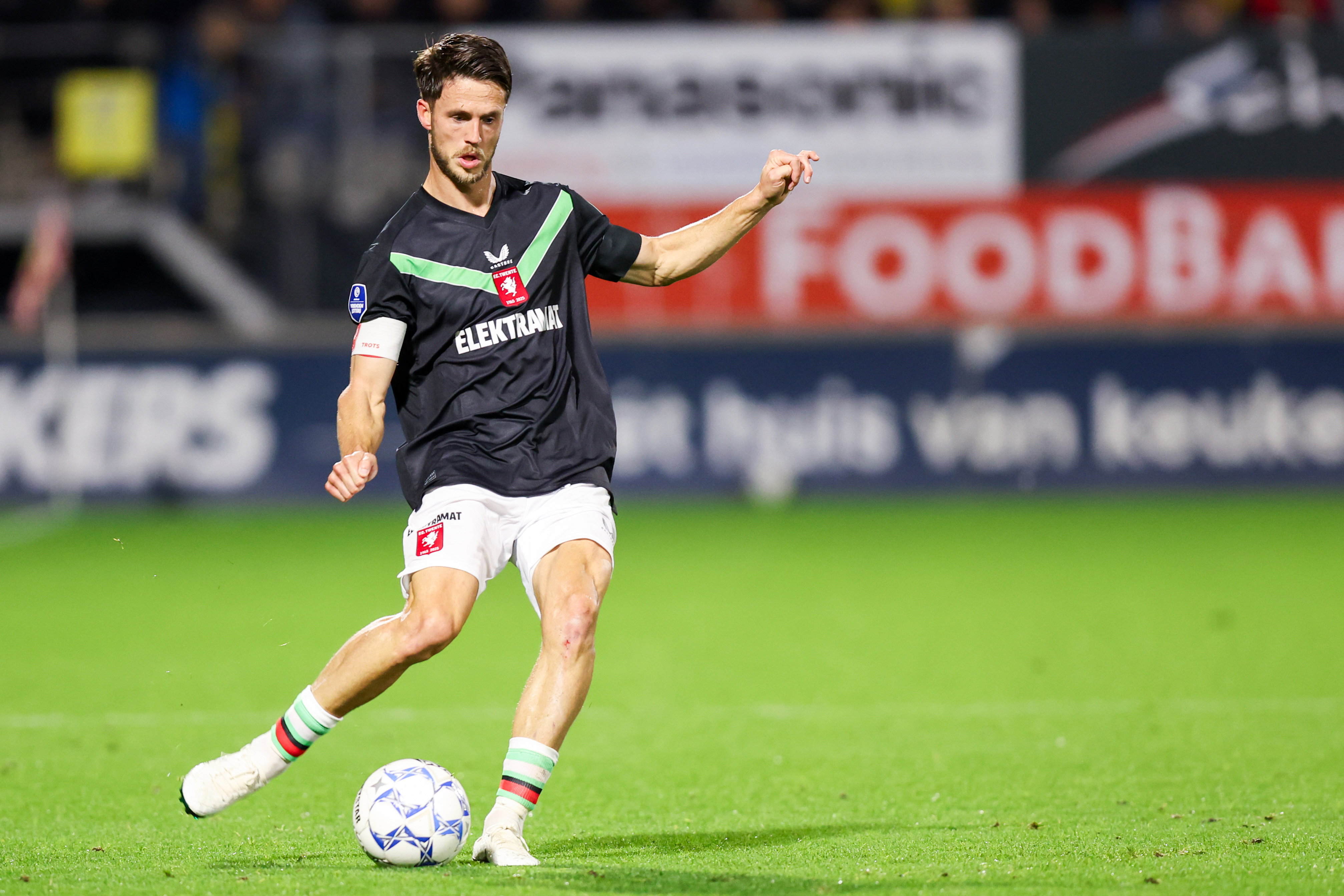 Ricky van Wolfswinkel in het jubileumshirt van FC Twente