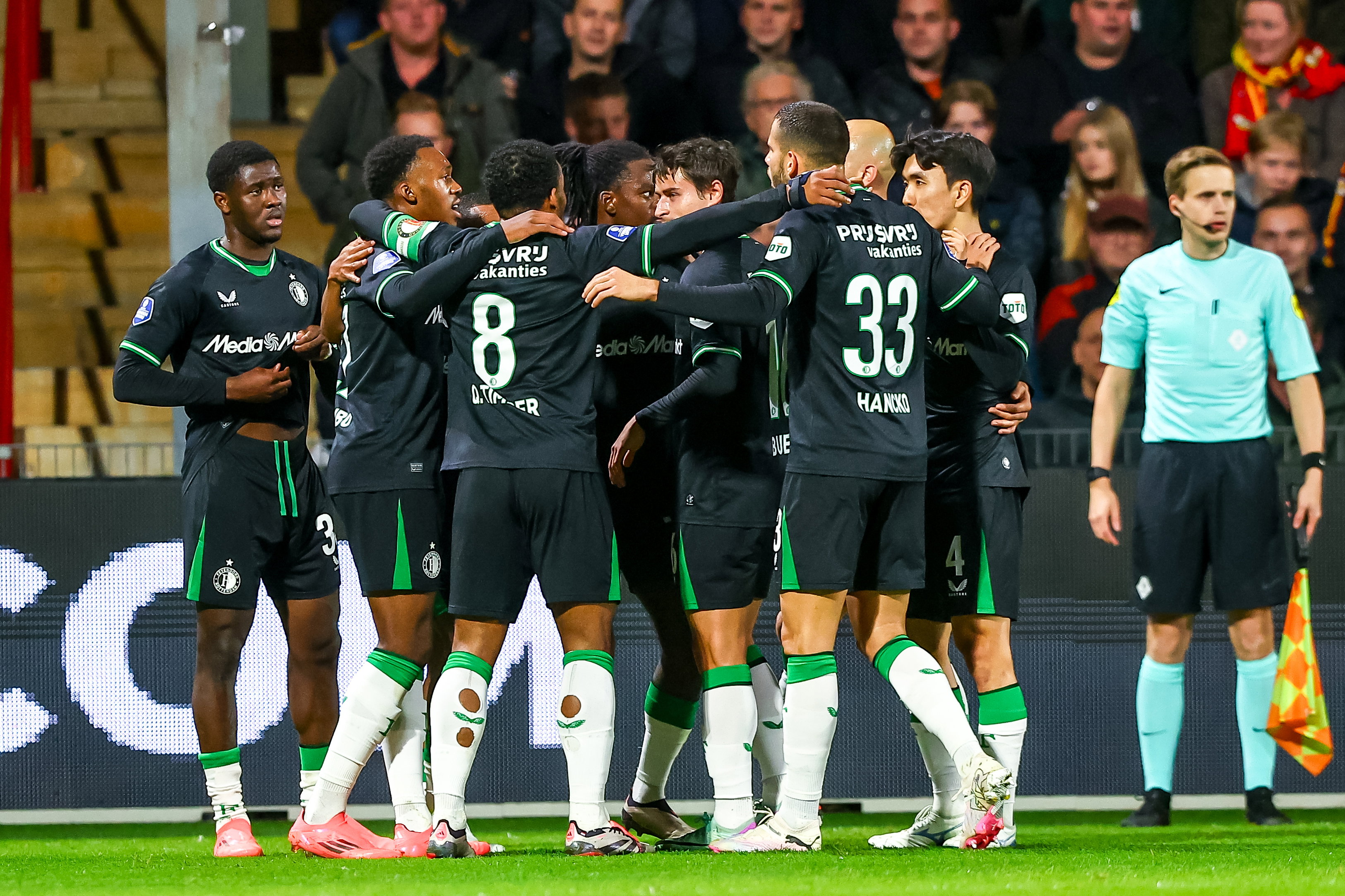 Feyenoord juicht na weer een treffer tegen Go Ahead Eagles