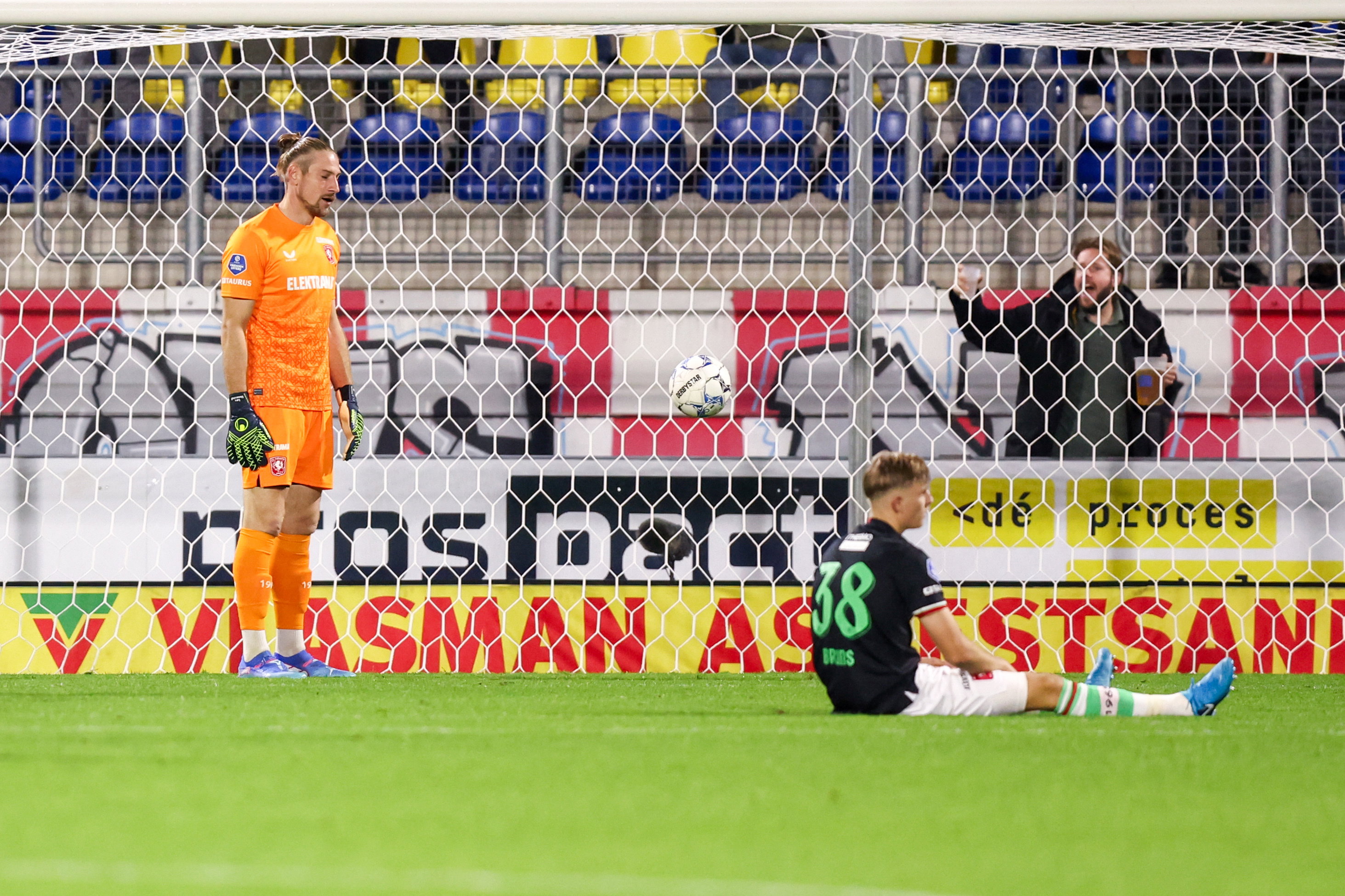 Lars Unnerstall en Max Bruns na de 2-1 van RKC Waalwijk