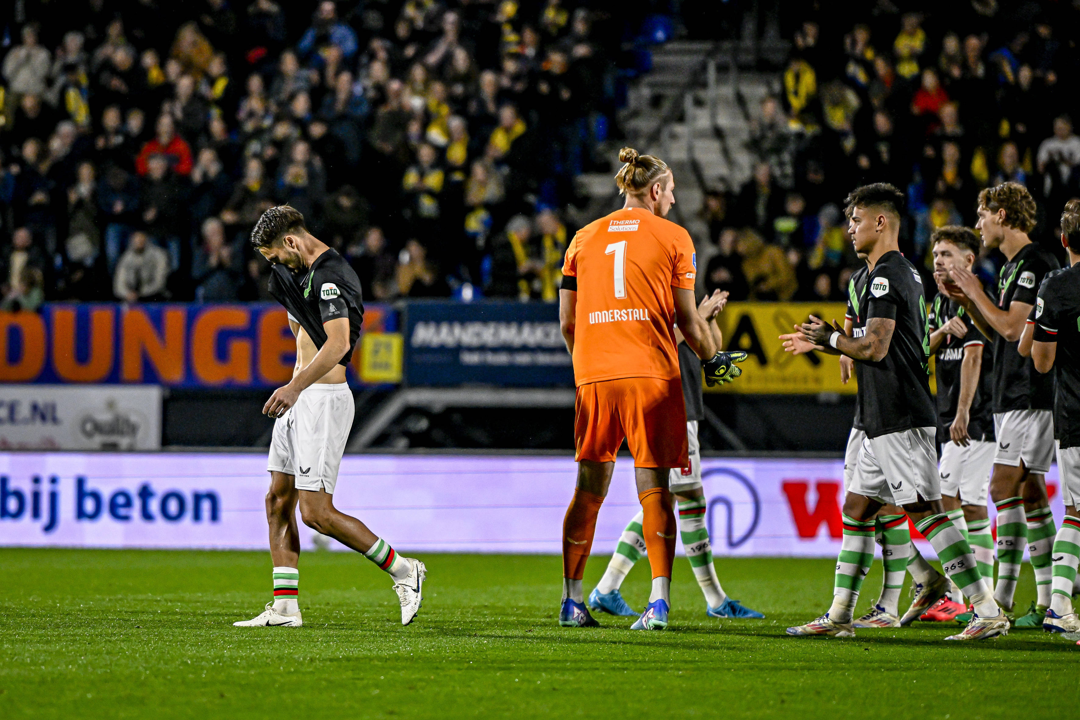 Een geëmotioneerde Van Wolfswinkel in Waalwijk