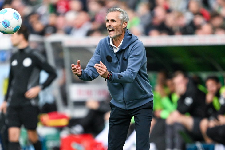 Kees van Wonderen langs de lijn bij Schalke 04