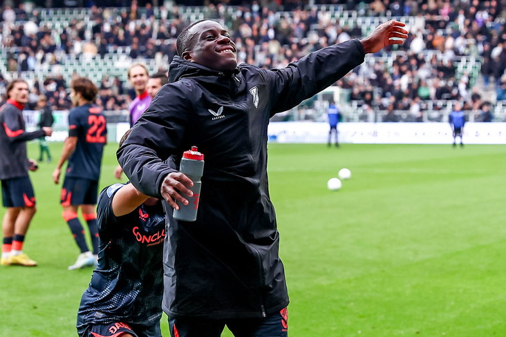Yoann Cathline juicht na de zege op FC Groningen