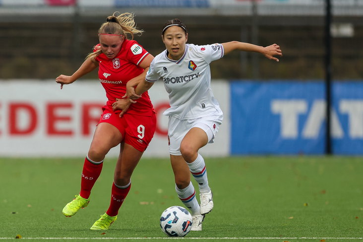 Jaimy Ravensbergen (FC Twente) in duel met Akari Takeshige (Telstar)