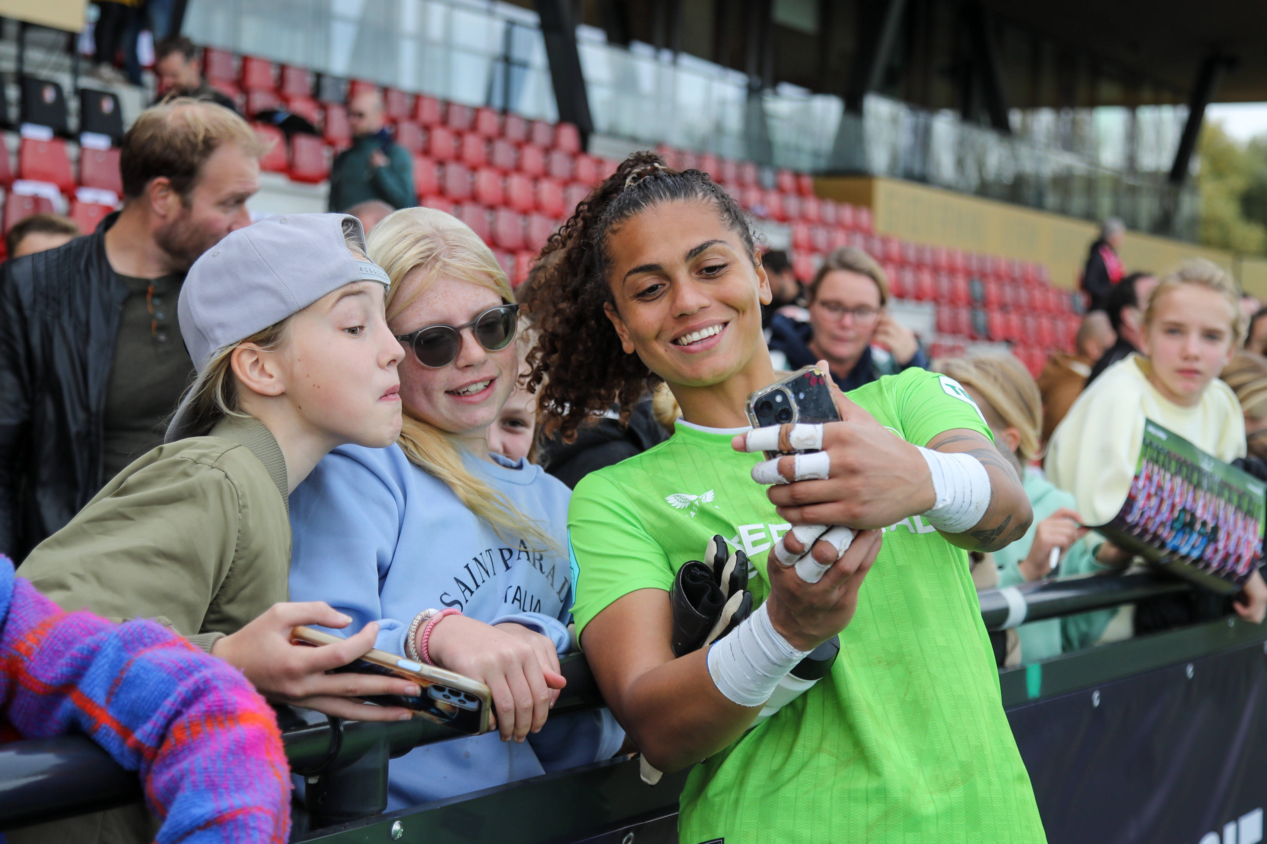 Jacintha Weimar maakt een selfie met fans