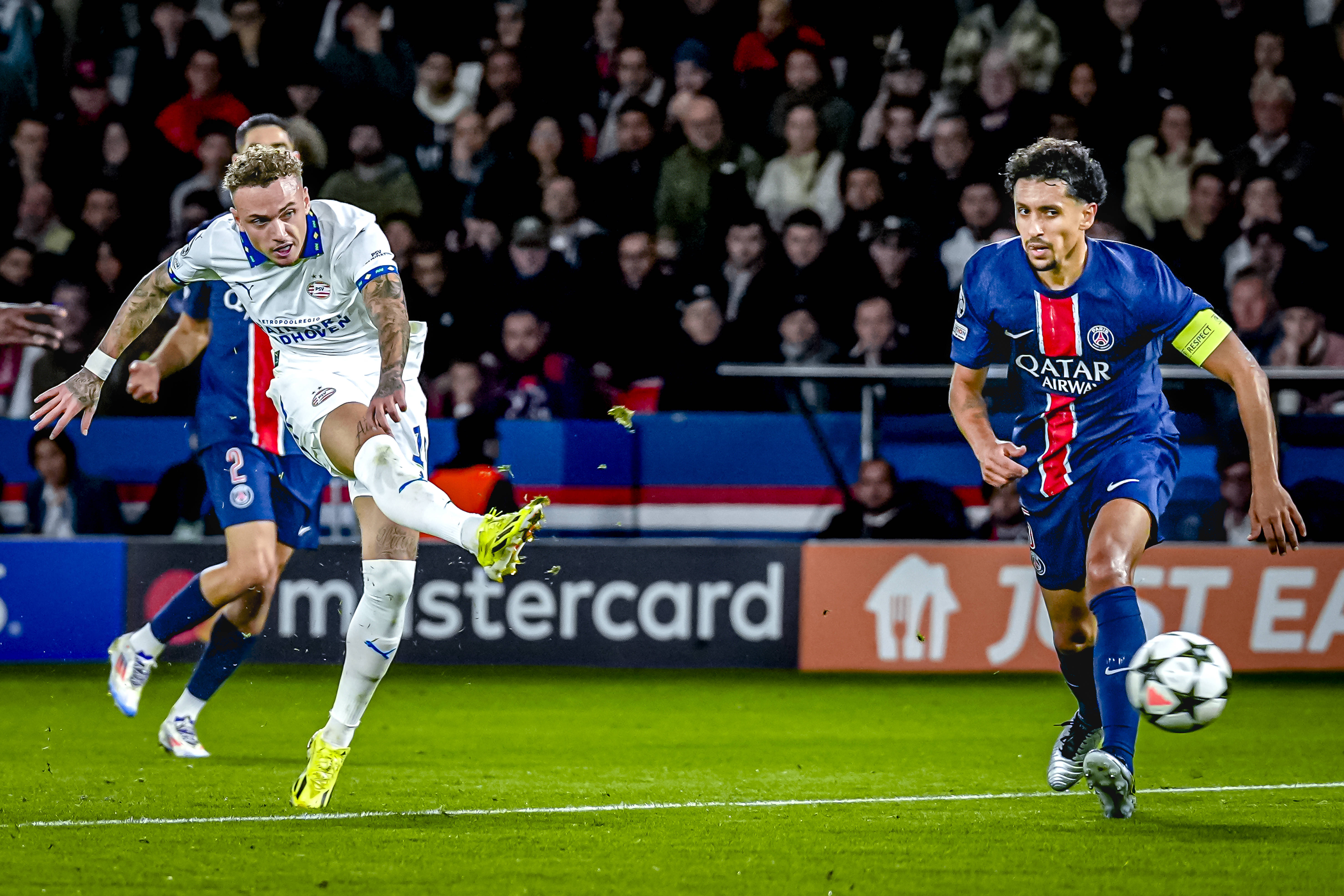 Noa Lang zette PSV in Parijs op voorsprong