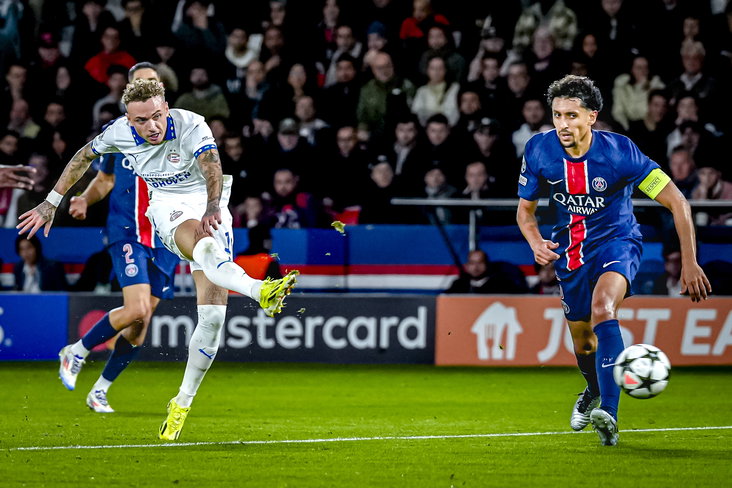 Noa Lang zette PSV in Parijs op voorsprong