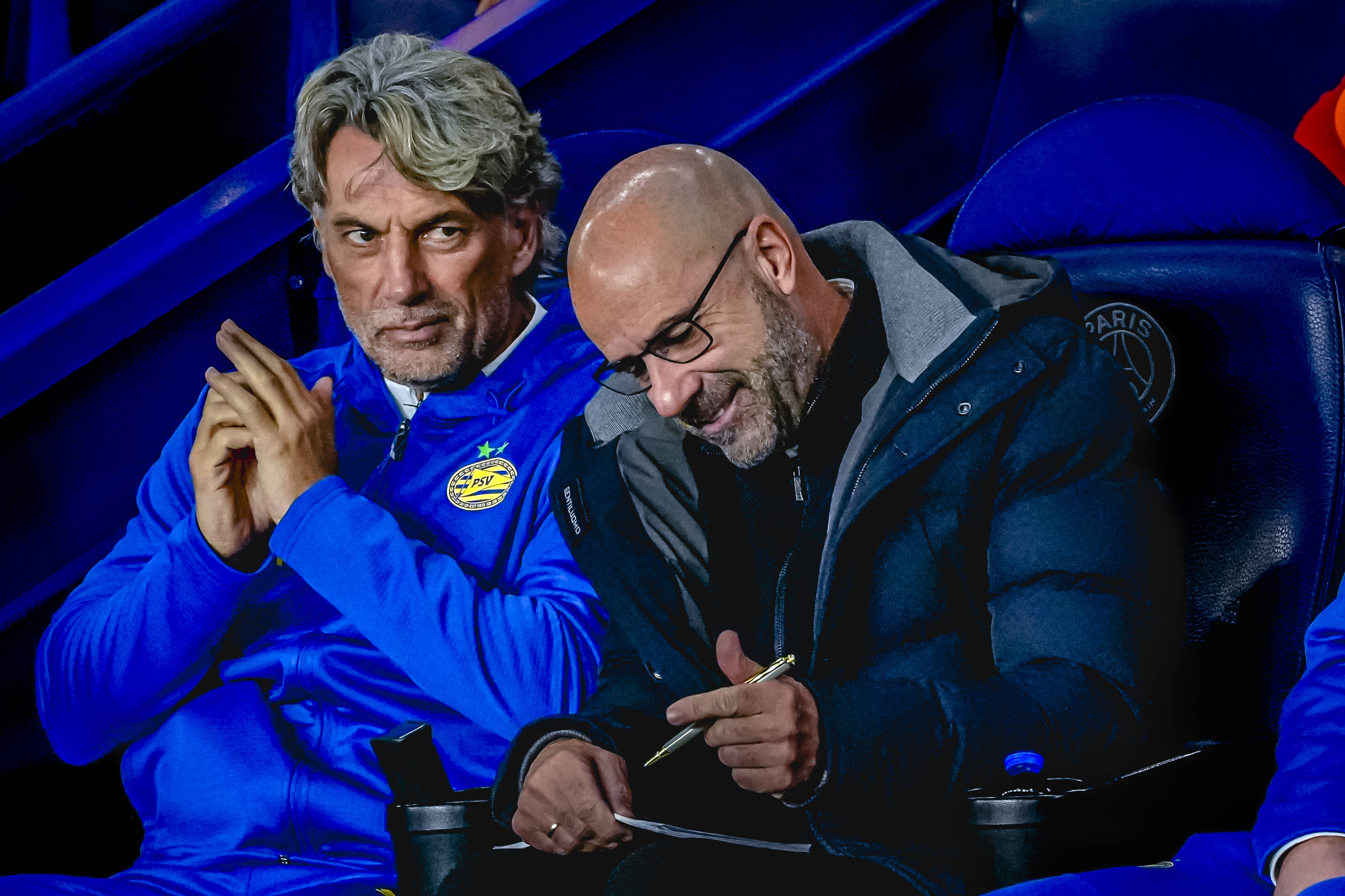 Rob Maas en Peter Bosz in de dug-out van PSG
