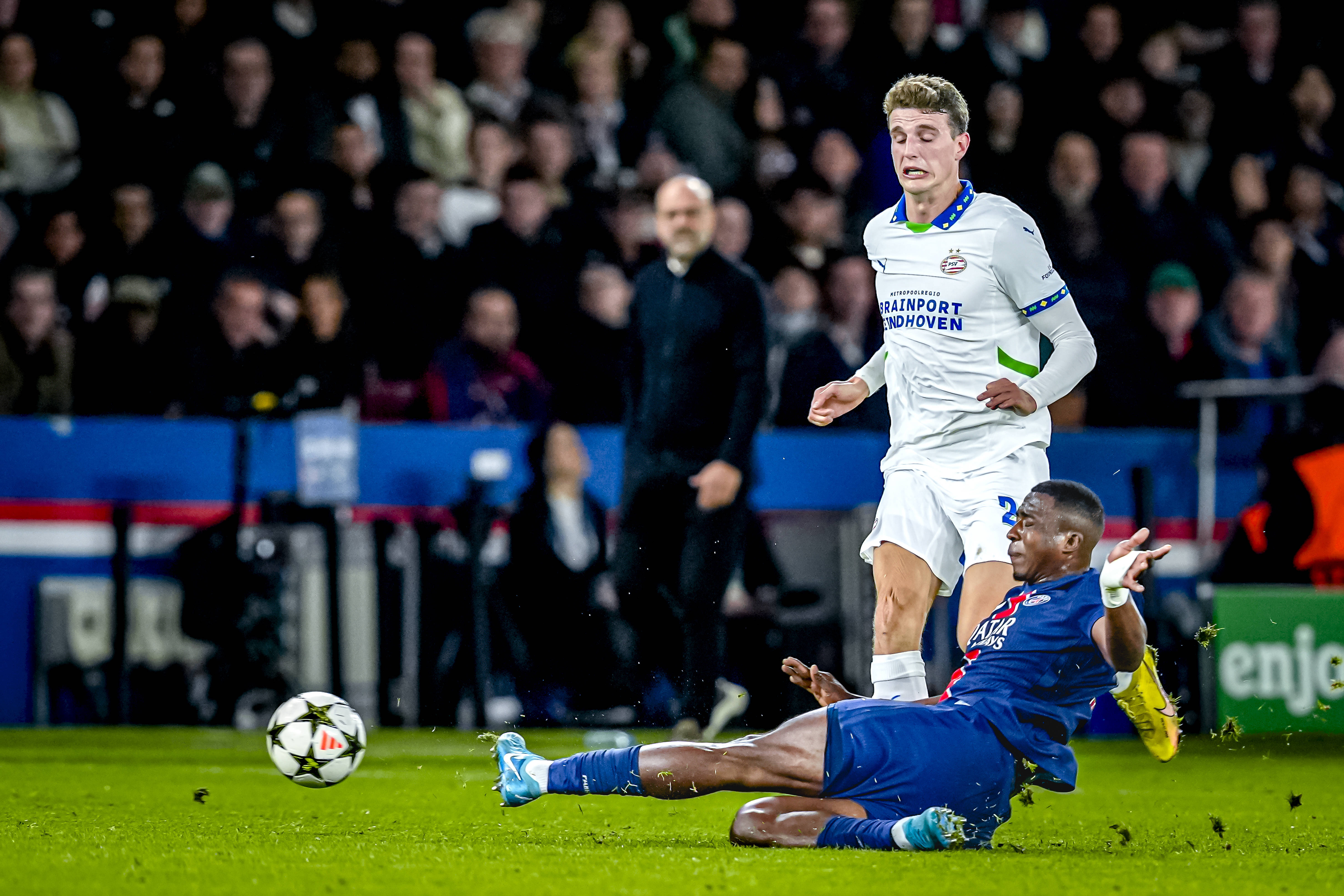 Guus Til in duel met Willian Pacho van PSG