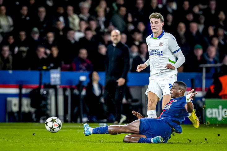 Guus Til in duel met Willian Pacho van PSG
